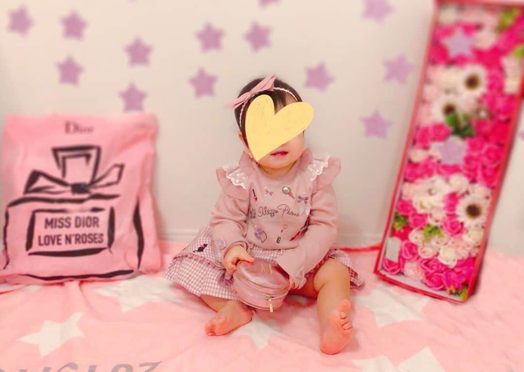 のインスタグラム：「. 相方梅田悠ちゃん(@umedaharuka )の いつもお世話になっているお母さんから ありがたいことに娘の誕生日当日に プレゼントが届きました🥺🙏💖 . 憧れの#メゾピアノ の洋服とエプロンでした❤️ 女の子らしいデザインでディテールも 細部まで凝っていてすごく可愛くて お気に入りです😆💖 90cmなので今も着られるし これからも長く着れられそうです🎀 大事に着させていただきたいと思います🥰 . いつも温かいお気遣いに感謝です🙏✨✨ ありがとうございました😊💕 . 悠からは当日に稽古前に テレビ電話をしておめでとうって 連絡をくれました☺️💕 覚えててくれてありがとう❤️ 悠は今主演舞台の本番中なので 怪我などなく無事に千秋楽まで 駆け抜けて欲しいです🙏✨✨ . 落ち着いたらまた娘と遊んでね🥰 . #1歳誕生日 #1歳誕生日プレゼント　#誕生日プレゼント #感謝 #❤️ #生後12ヶ月 #1歳 #生後372日 #令和元年ベビー #10月生まれ #女の子ベビー #mezzopiano #girly #cute #instagood #love #happy #smile #birthday #1stbirthday #baby #babygirl #japanese #japanesegirl  #tokyo #japan #followme」