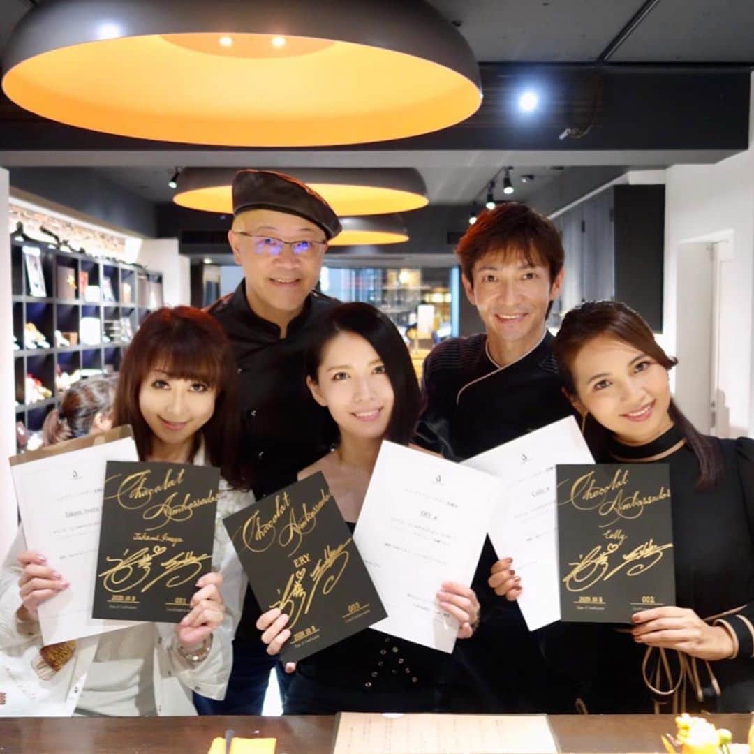 ERYさんのインスタグラム写真 - (ERYInstagram)「「LE CHOCOLAT DE H (ルショコラドゥアッシュ)」のチョコが世界で一番好きだと言い続けていましたが、この度なんと！初代オフィシャルアンバサダーに就任いたしましたー！！！ やったーーーーー！！！！ フードジャーナリストの岩谷貴美さん、DJのCellyさんと3人で1年間ルショコラドゥアッシュを盛り上げていきたいと思います！ お2人ともスイーツの知識や愛情が深いのは勿論、人柄もとっても素敵でお会いしてすぐ好きになりました。 これから一緒に活動出来るのが楽しみ！ 昨日は、ルショコラドゥアッシュの銀座本店でオーナーパティシエ・ショコラティエ辻󠄀口 博啓さんと若林 繁シェフによるアンバサダー就任式と、この時期限定で販売されている話題の「銀座もんぶりん」を目の前で作っていただき堪能しました。 お味はもちろん最高、普通のモンブラン3個分くらいのボリュームですがぺろりと食べられます。 栗のタルトにラムが香るバニラアイス、サクサクのメレンゲにたっぷりのクリームが乗った上に、栗の王様「利平栗」のペーストをその場で極細に絞って。 カシスチョコレートを削って、砂糖で出来た蝶々が上に舞い降りると完成です。素敵。 ドリンク付きで2860円、モンブラン好きは絶対に食べてみてください。本当に美味しいです。 #lcdh #ルショコラドゥアッシュ #ルショコラドゥアッシュ銀座本店  #lechocolatdeh  #ショコラアンバサダー #辻口博啓 シェフ #若林繁 シェフ #銀座もんぶりん #モンブラン」10月9日 16時46分 - bass_ery