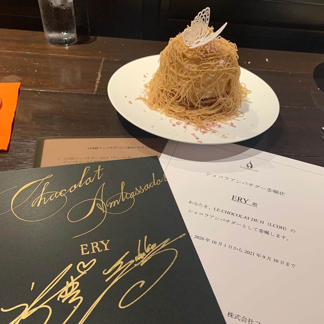 ERYさんのインスタグラム写真 - (ERYInstagram)「「LE CHOCOLAT DE H (ルショコラドゥアッシュ)」のチョコが世界で一番好きだと言い続けていましたが、この度なんと！初代オフィシャルアンバサダーに就任いたしましたー！！！ やったーーーーー！！！！ フードジャーナリストの岩谷貴美さん、DJのCellyさんと3人で1年間ルショコラドゥアッシュを盛り上げていきたいと思います！ お2人ともスイーツの知識や愛情が深いのは勿論、人柄もとっても素敵でお会いしてすぐ好きになりました。 これから一緒に活動出来るのが楽しみ！ 昨日は、ルショコラドゥアッシュの銀座本店でオーナーパティシエ・ショコラティエ辻󠄀口 博啓さんと若林 繁シェフによるアンバサダー就任式と、この時期限定で販売されている話題の「銀座もんぶりん」を目の前で作っていただき堪能しました。 お味はもちろん最高、普通のモンブラン3個分くらいのボリュームですがぺろりと食べられます。 栗のタルトにラムが香るバニラアイス、サクサクのメレンゲにたっぷりのクリームが乗った上に、栗の王様「利平栗」のペーストをその場で極細に絞って。 カシスチョコレートを削って、砂糖で出来た蝶々が上に舞い降りると完成です。素敵。 ドリンク付きで2860円、モンブラン好きは絶対に食べてみてください。本当に美味しいです。 #lcdh #ルショコラドゥアッシュ #ルショコラドゥアッシュ銀座本店  #lechocolatdeh  #ショコラアンバサダー #辻口博啓 シェフ #若林繁 シェフ #銀座もんぶりん #モンブラン」10月9日 16時46分 - bass_ery