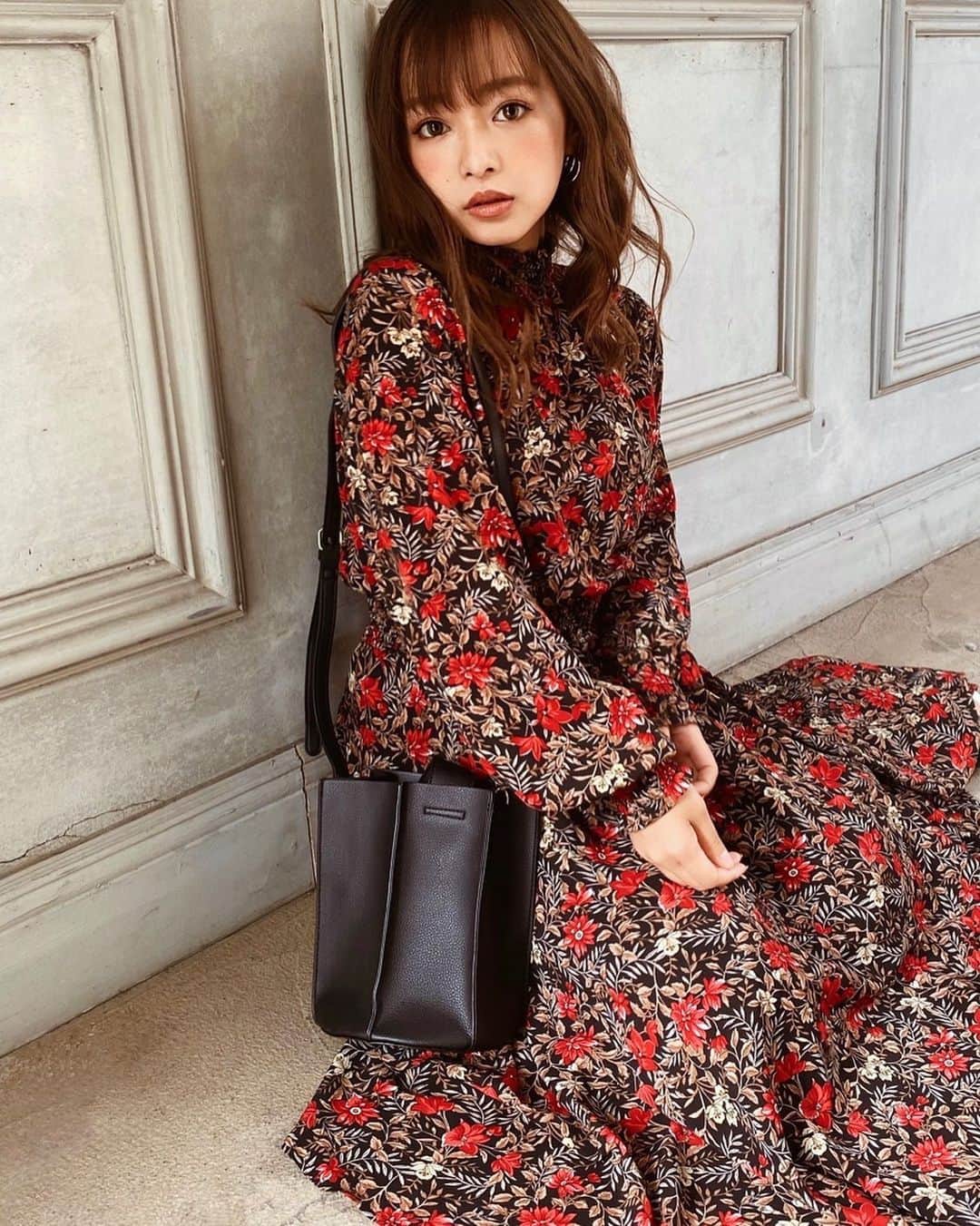 のインスタグラム：「お気に入りのワンピース🌹 もう何回着たんだろう…？と言うくらい好きすぎるワンピース♡ ほとんどのお洋服はあの時に着ていた 思い出のお洋服って言えるけど このワンピースはいろんな場面で着すぎて 思い出がありすぎて思い浮かばない笑 とにかくお世話になっています！ そして可愛い！ なんか愛着があるから名前を付けてあげようかなぁ♡ 何が良いかなぁ？🤔💗  ㅤㅤㅤㅤㅤ ㅤㅤㅤㅤㅤ #あっきー #私のスタメン #花柄ワンピース #花柄 #秋冬コーデ #ロングワンピース #ワンピ #私服コーデ  #低身長ファッション #低身長コーデ #おちびコーデ #146cm  #セシルマクビー #ゆるコーデ #ゆるふわ巻き」