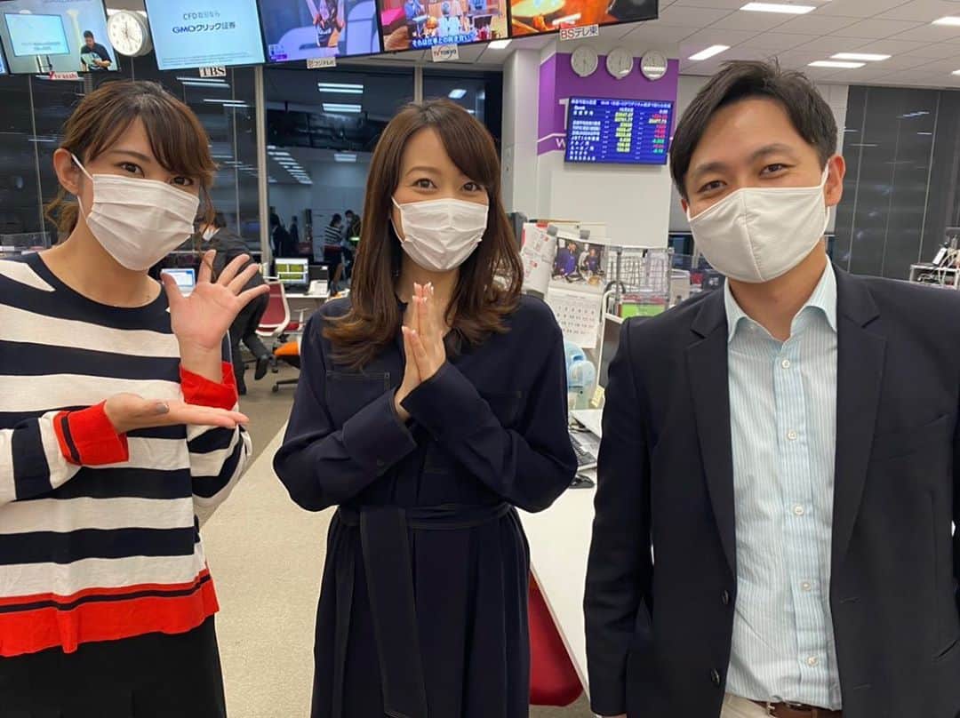 須黒清華のインスタグラム：「WBSのOA終わり、誕生日が一日違いの山川さんと一緒にお祝いして頂きました〜💐✨ いくつになっても‼️お祝いって嬉しいものですね😋 まあさちゃん、森田アナ、そして山川さんと同じお誕生日のディレクターと📸 . 新しい1年もまた心新たに頑張っていきます🍀 . 今夜は大江キャスター&滝田キャスターのWBS。 ぜひご覧くださいねっ‼︎ #wbs #ワールドビジネスサテライト #誕生日 #有難うございます🙏」