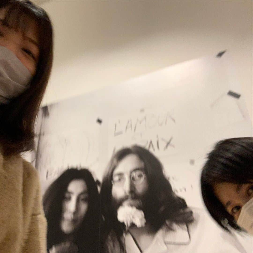 Mappyさんのインスタグラム写真 - (MappyInstagram)「本日から始まったJohn & Yoko展 'DOUBLE FANTASY' お邪魔してきました👼  大好きな2人の人生を、特別に覗かせてもらった気分です。 愛の力ってすごい💞  ジョンの故郷、リバプールで開催された大規模な展示が今回日本に上陸ということで、とにかく内容が濃く、当時の実物やインタビューを通してよりたくさん2人について知れる機会です！  (グッズが可愛すぎて、マグカップとロンTと枕カバーとか色々ゲットしちゃった！🥰😂)  本日から2021年1月11日まで 六本木sony music roppongi museumにて開催されてます！ クリスマスシーズンに行くのも素敵なので皆さんも是非🥰🎄 #doublefantasy」10月9日 16時54分 - mahirucoda