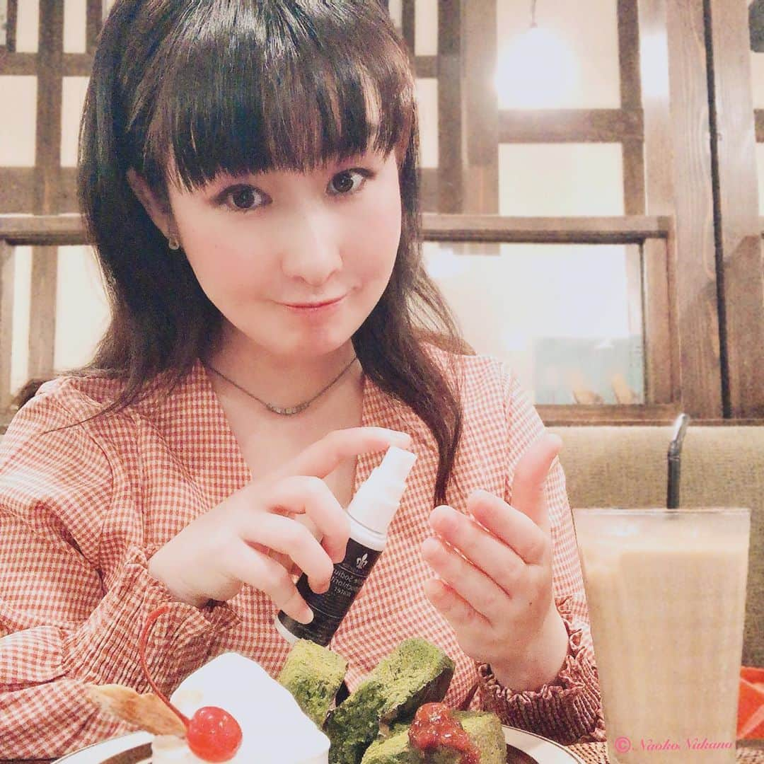 中野菜保子さんのインスタグラム写真 - (中野菜保子Instagram)「. 「本気で安全で快適に👾」 @igc.jp_official  【クーポンコード・n8319】 . 写真は🍎🍎🍎🍎枚 1:テーブルと手の除菌 2:インテリアに馴染む 3:オシャレ✨ 4:クッションもソファも . ご機嫌いかがですか？（≧∇≦）？ . スイーツの前で スプレーって大丈夫かって❓ まあ聴いて下さい👾 ※直接スイーツに スプレーしたらアカンですよ . . 寒くなり始めて 換気がムツカシク なりましたね🍃🌬💨 . マスクは勿論やけど、 ずっと除菌スプレーを 持ち歩いています☕️🍰✨ . . カフェなどでの打合せや講義 ワークショップの時、 . 帰宅した時、 触ったドア🚪とか 靴の裏とか。。。👾 . . でもお肌が弱いので 後で痒くなったりw . 確実に 肌や身体に安全なものを 探していて やっと出逢えました😊 . 先日届いて 早速使ってます🌹🌹🌹 . . リビングの除菌は できて当たり前♪ . 食器類も、ペット用品も 乳幼児用品も なんと、 生鮮食材の除菌も OKだそうです🍎🥕🥔 ↑だからって飲んだらアカンよ . . 加湿器に入れるときは ニブンノイチ以下に 薄めて使えます✨✨✨ . . そんなに優しいスプレー 大丈夫かって❓ 詳しくは商品サイト(@igc.jp_official ) が正確やけど、 . 🦋主要ウィルス・細菌に対して 99.9%の除菌率 🦋従来の次亜塩素系除菌剤に対して 80倍の除菌力 🦋各種安全試験を実施した 人体にも安全な製品 . . ワンプッシュスプレーで 優しくて強い除菌効果だそう✨✨✨ . パッケージもカッコいいし 50mlと350mlがあって ワタシは50mlをバックに 入れております👜 . 【クーポンコード・n8319】 . みんなにうつさないように ジブンがまず、かからないこと と思って気をつけております😊 . 風邪やインフルも出始めるので ホントにホントに ジブンをまず大切にして下さいね🍓 ＊ ＊ ＊ #本気対策 #除菌 #高性能除菌消臭剤 #igcorganics #hypochloritewater #ハイポクロライトウォーター #落下菌 #除菌スプレー携帯用  #毎日の習慣 #ペット用にも #乳幼児用品 #お肌に優しい除菌スプレー  #ウィルス対策グッズ  #中野菜保子 #actor #俳優 #singergirls #moviestars #赤の似合う女 #打合せ #みんな健康でありますように @igc.jp_official  @ladypara_offcial  @syanhaijitensya」10月9日 17時06分 - naokonakano8319