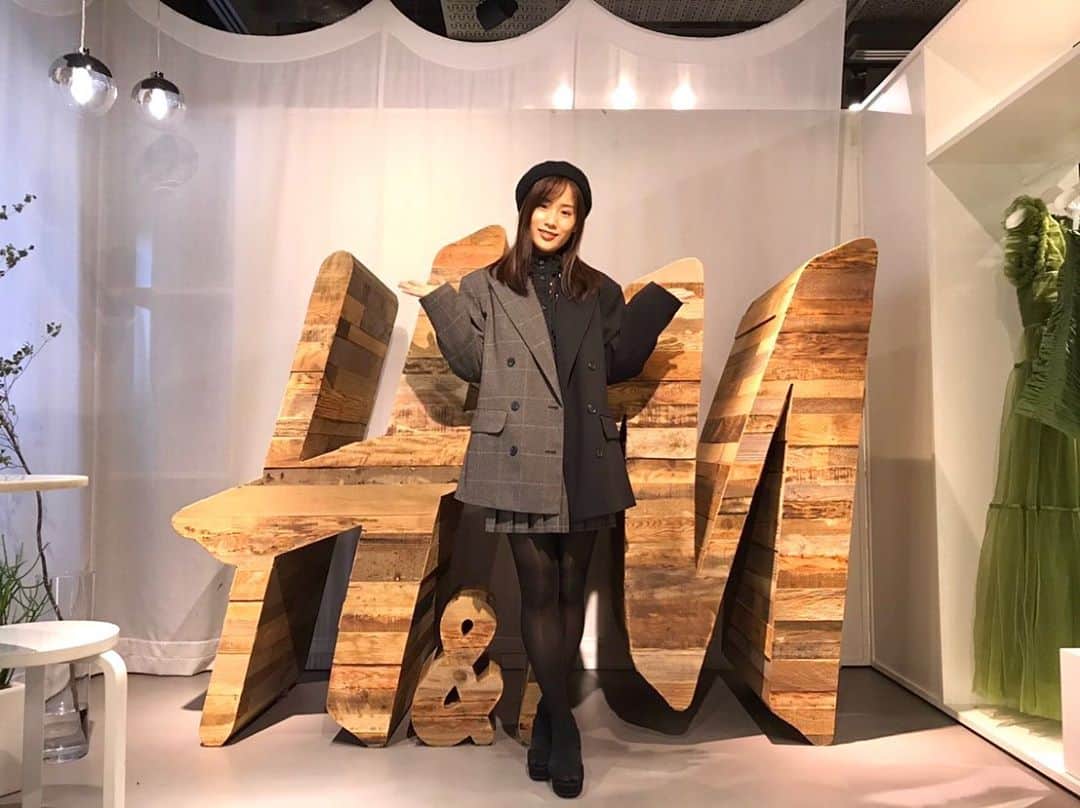 秋山ゆずきのインスタグラム：「. . 本日はH&Mさん @hm に お邪魔しました‪‪☺︎‬✨  どのお洋服もとっても可愛かった〜！ わくわくしました！  普段自分で服を選ぶと 似たような系統ばかりに なってしまうのですが 今回は、社長さんとマネージャーさんに 色々選んでいただいて 新しい自分に沢山出会いました✨  H&Mさんありがとうございました💖  これから着るのが楽しみ！  #HM #ファッション #秋冬コーデ  #洋服」