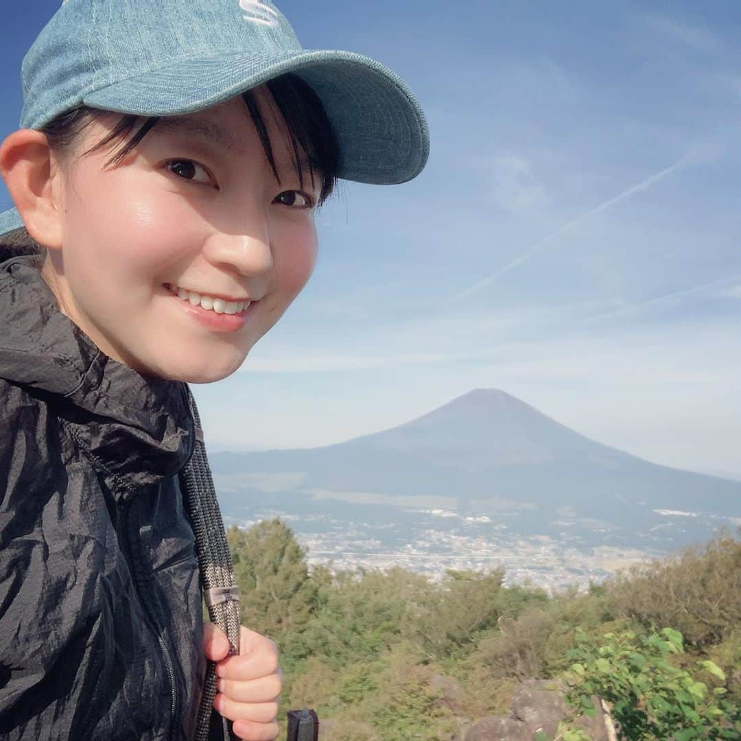 さちこのインスタグラム：「富士山ーっ🗻✨ この間、急に思い立って金時山に登ってきました👟 めちゃめちゃいい天気、いい空気！ 久々の山登りで足ガクガクだったけれど登って良かった〜♡ 帰りは箱根湯本でゆっくり風呂に浸かって癒されてきました♨️🧖‍♀️ ふぅ〜🧖‍♀️ また山登りしに行きたいなぁ✨  #撮影会 #ポートレート #被写体 #写真撮ってる人と繋がりたい #写真部 #グラビア #ファインダー越しの私の世界 #撮影モデル #東京カメラ部 #カメラ好きな人と繋がりたい #ポートレート部 #ポートレートモデル #ポートレート女子 #ポートレートしま専科 #ポートレート撮影 #ポートレート好きな人と繋がりたい #一眼レフ #カメラ女子 #カメラマンさんと繋がりたい #写真好きな人と繋がりたい #さちこ #japanesegirl #japan #loves_portrait #followme #ドキドキライブ #dokidokilive #金時山　#山登り」