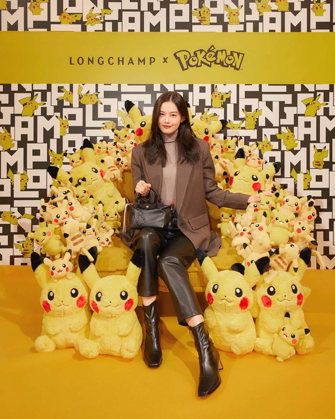 泉はるさんのインスタグラム写真 - (泉はるInstagram)「✔︎ Longchamp×Pokémon みんな！表参道にたくさんピカチュウがいるよ⚡️⚡️ 遊びに行ってみてー！ 私のバッグにもピカチュウがいるよ👀♡ @longchamp  @pokemon  #longchamp #pokemon #LongchampxPokemon #pokemongo #ロンシャン」10月9日 17時00分 - haruppp717