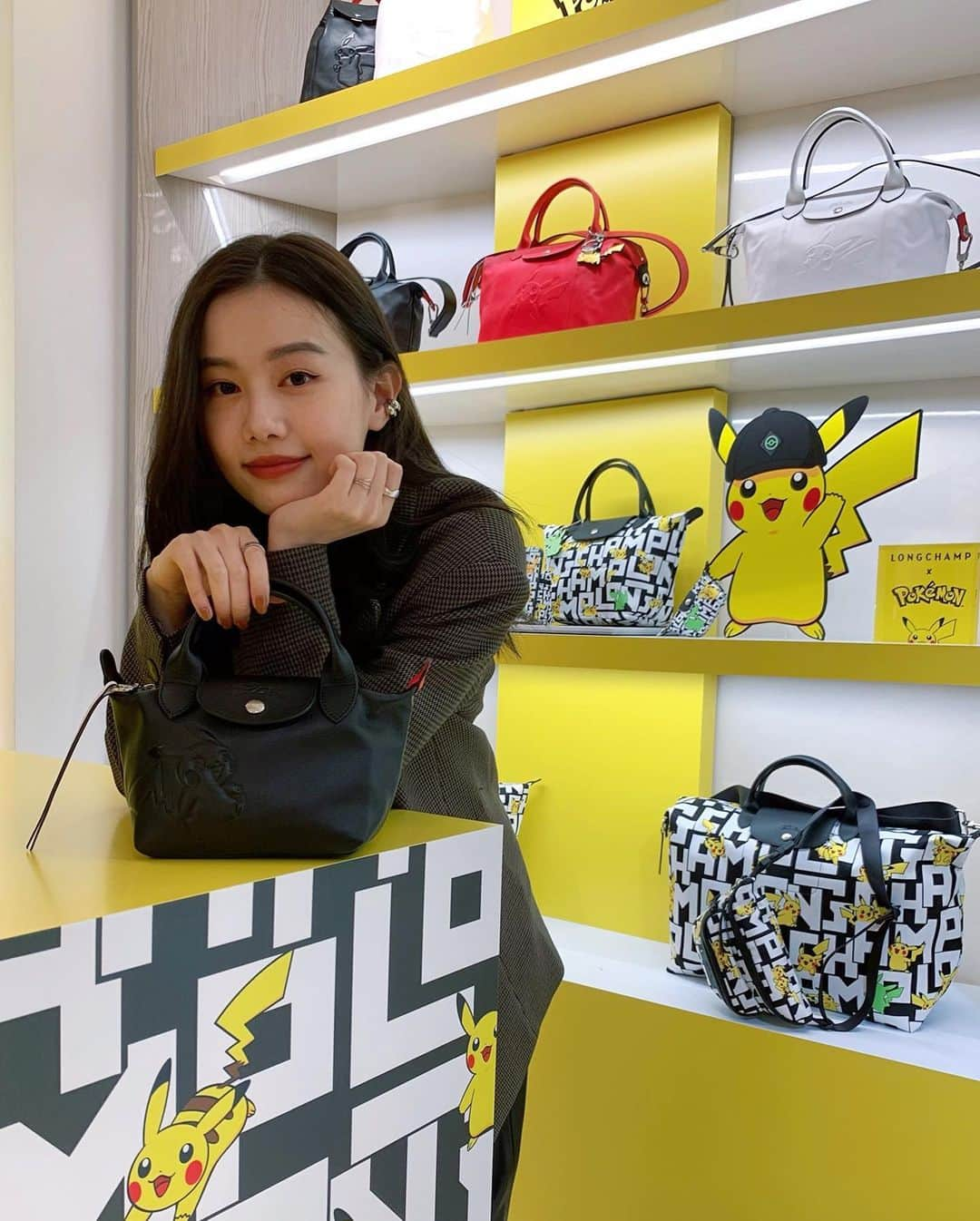 泉はるさんのインスタグラム写真 - (泉はるInstagram)「✔︎ Longchamp×Pokémon みんな！表参道にたくさんピカチュウがいるよ⚡️⚡️ 遊びに行ってみてー！ 私のバッグにもピカチュウがいるよ👀♡ @longchamp  @pokemon  #longchamp #pokemon #LongchampxPokemon #pokemongo #ロンシャン」10月9日 17時00分 - haruppp717