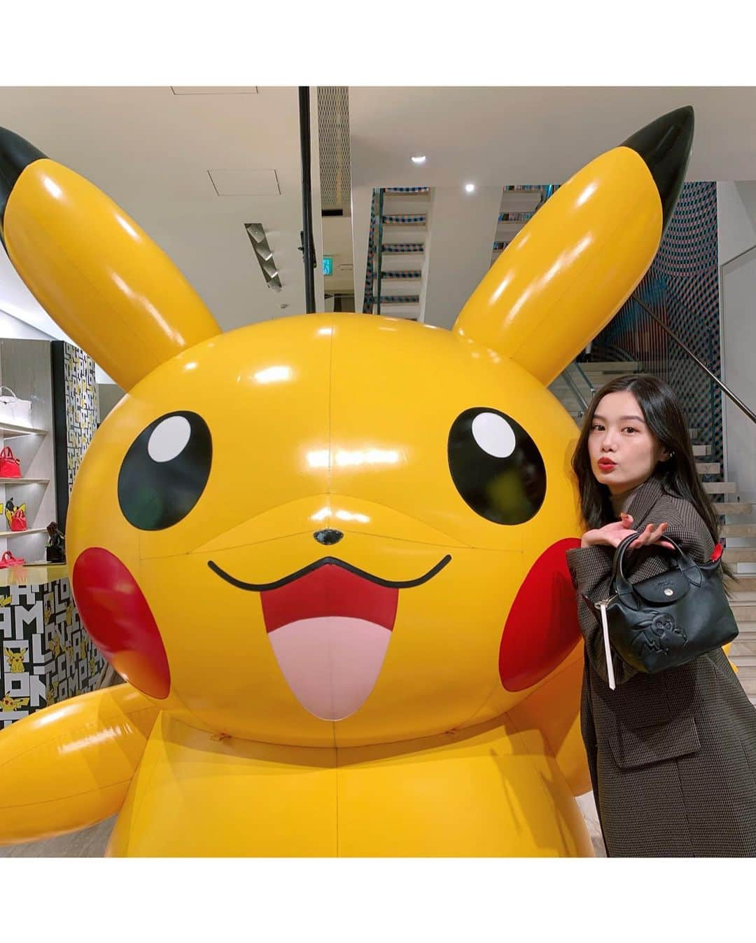 泉はるさんのインスタグラム写真 - (泉はるInstagram)「✔︎ Longchamp×Pokémon みんな！表参道にたくさんピカチュウがいるよ⚡️⚡️ 遊びに行ってみてー！ 私のバッグにもピカチュウがいるよ👀♡ @longchamp  @pokemon  #longchamp #pokemon #LongchampxPokemon #pokemongo #ロンシャン」10月9日 17時00分 - haruppp717