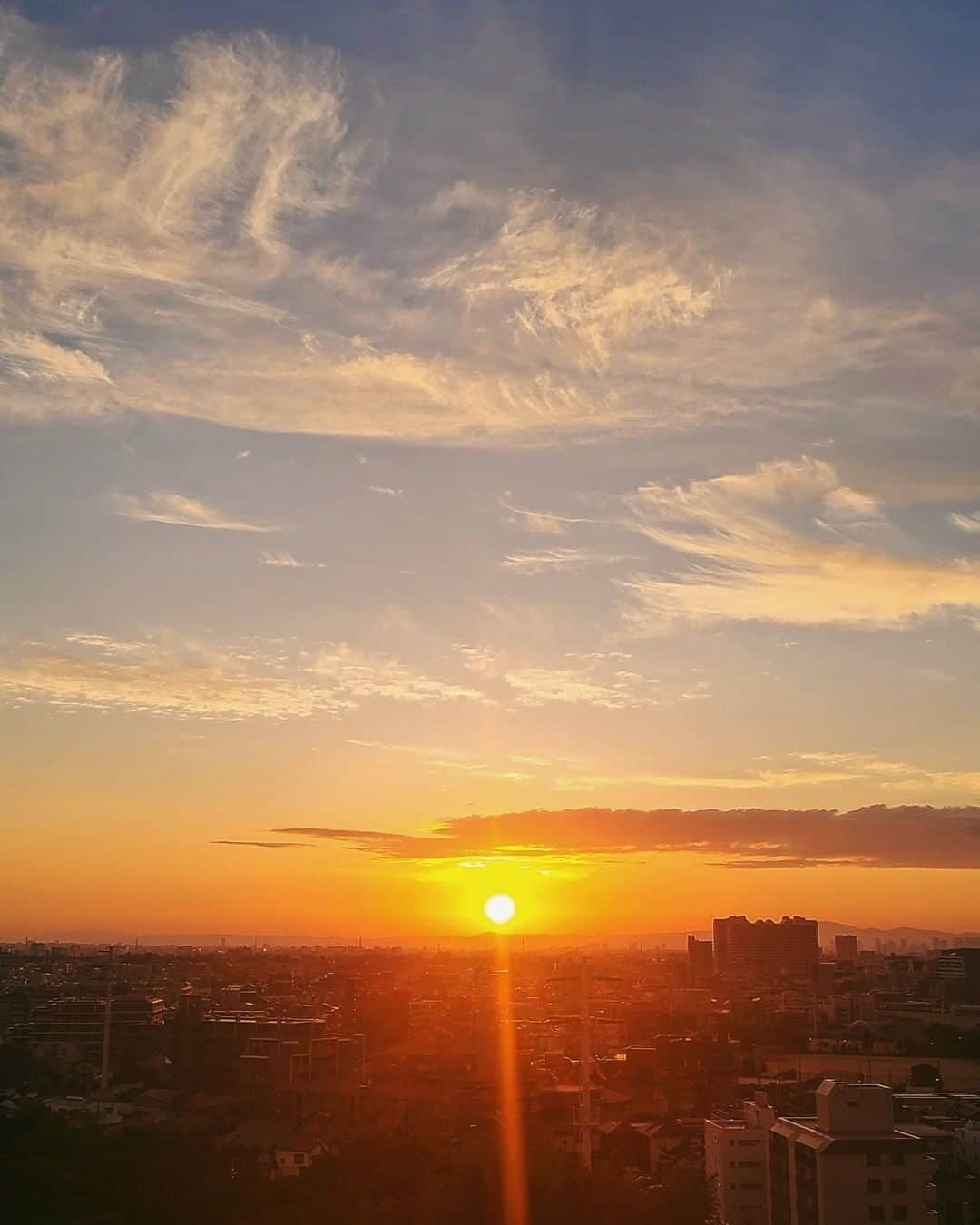 Galaxy Mobile Japanさんのインスタグラム写真 - (Galaxy Mobile JapanInstagram)「息を飲む瞬間🌇 📸#GalaxyS20Plus 5G Photo by @t.1972  ・ ・ ・ #withGalaxy #Galaxy5G #ギャラクシーS20 #ギャラクシー #誰かに見せたい風景 #誰かに見せたい景色 #絶景スポット #日本の絶景 #夕焼け空 #夕焼け #夕暮れ時 #地平線 #夕日 #グラデーションの空 #スマホカメラ #スマホ写真 #スマホ撮影 #スマホ撮り #スマホ越しの私の世界 #sunset #Galaxyカメラ部 ・ 皆さんの身近にもこんな素敵な風景が隠れているかも⁉️見つけたら、ぜひ撮影＆ハッシュタグ「#Galaxyカメラ部」をつけて投稿してくださいね♪」10月9日 17時00分 - samsungjpn