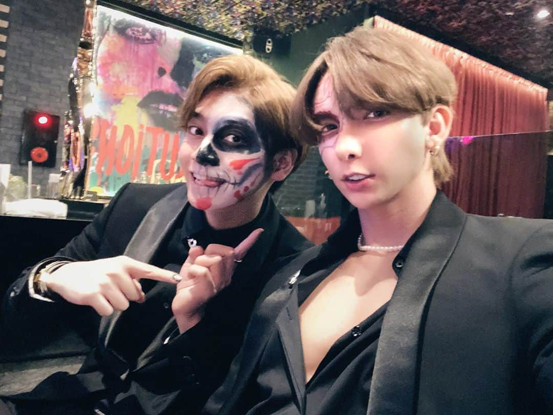 桐生レイラさんのインスタグラム写真 - (桐生レイラInstagram)「昨日は早めのハロウィンイベントでした！！🎃 早すぎるやろ！w  たくさんのご来店ありがとうございます！オークションタワーもあったりしてめっちゃめっちゃ楽しかった🤸‍♂️🤸‍♂️🤸‍♂️  今月末もちろんまたやります！☺️  1枚目は最近入店してくれたハルマ君です！アメリカのハーフです✨めっちゃめっちゃイケメン😍 指名してあげてね✨✨  2枚目はリズム代表おしゅうちゃん✨3枚目はいつの間にリズム復帰したアラン😎  今日は定休日なので明日からまたリズムを宜しくお願いします💓  #halloween  #歌舞伎町 #ホスト #rhythm」10月9日 17時00分 - rrkr__