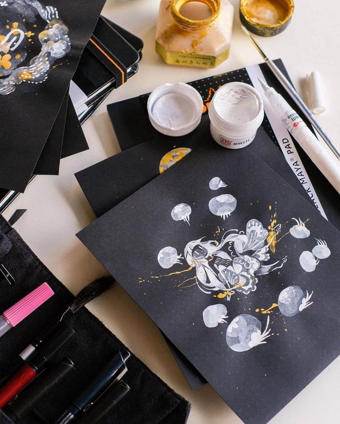 のインスタグラム：「白×黒×金の世界観がとても素敵です！ Beautiful illustration with Black, White and Gold.  Art by: @starstray  Made with: 1.ZIG Cartoonist WHITE INK 30g 2.ZIG Cartoonist 白筆ぺん 極細/ZIG Cartoonist BRUSH PEN WHITE 3.パール書道液 金のきらめき/KURETAKE GOLD MICA INK   #kuretake_inktober #kuretake #kuretakezig #inktober #inktober2020 #呉竹 #インクトーバー #インクトーバー2020 #blackandwhite #blackandwhiteart #inkdrawing #inkart #inkpainting #kuretakebrushpen #kuretakeinktober #goldink」
