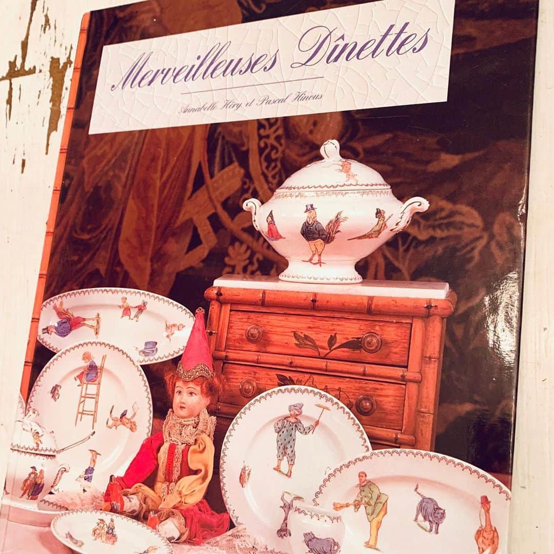 稚野鳥子さんのインスタグラム写真 - (稚野鳥子Instagram)「「Merveilleuses dinettes」 フランス陶器のおままごと本。 先程の画像はこちらから。 おままごと本高価なものもございますが、こちらはお手頃価格です。 コレクター必見です📕 2000年発行　フランス語　　  sold  #洋書 #アンティークショップ #おままごと陶器 #toricoloreshop #dinetteancienne」10月9日 17時00分 - toricolore_shop