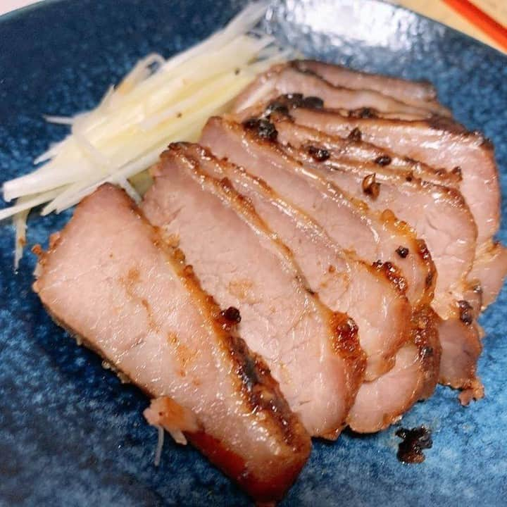 HyLifeporkTABLE代官山さんのインスタグラム写真 - (HyLifeporkTABLE代官山Instagram)「しっとり柔らかい食感の焼き豚❣ おかずにはもちろんおつまみにもピッタリな一品✨ 今夜の晩酌にいかがですか？🍺 こちらの素敵なお写真は @biscccoさんの一枚です♪ -----------------------------------------  日本の皆さま向けに、安心安全でおいしい豚肉をお届けしている、 ハイライフポーク公式アカウントです。ハイライフポークを使ったさまざまなレシピや皆さまの豚肉料理を紹介しております。 ぜひ皆様も #ぶたごはん を付けて投稿してくださいね♪ -----------------------------------------  #hylifepork #hylifeporktable #ハイライフポーク #ハイライフポークテーブル #豚肉料理 #豚肉レシピ #豚肉 #ポーク #レシピ #お肉料理 #家庭料理 #おうちごはん #豊かな食卓 #今日のおいしい食卓 #料理好きな人と繋がりたい #フーディーテーブル #ごはん日記 #手作りごはん #クッキングラム #飯スタグラム #私のおいしい写真 #おいしい時間 #美味しいご飯 #美味しいもの大好き #カナダ #カナダ旅行 #おつまみ #おかず #夕食」10月9日 17時00分 - hylifepork