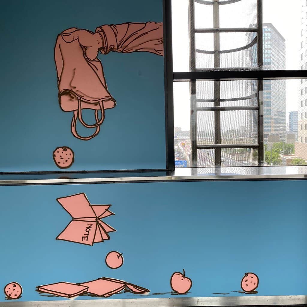 Warehouse TERRADA 寺田倉庫のインスタグラム：「天王洲にMural（壁画）の新作が登場しています。  昨年春に「Tennoz Art Festival」として制作された壁画は現在も好評です。 天王洲街歩きのコースとしても、開放的に鑑賞できるアートとしても楽しまれています。 そしてこの秋、久々に新作の制作が始まりました。 まず第一弾は松下徹氏。 2019年春に続き、東京モノレール 天王洲アイル駅改札前に登場です。  これから描かれる作品もあるので、天王洲を歩いていると制作風景に遭遇するかもしれません。  人気作品も新作も、天王洲のMural Project 「Tennoz Art Festival」の詳細はこちらから→ @tennozartfes   (c) Tennoz Art Festival 2020 Art Work by TohruMatsushita」