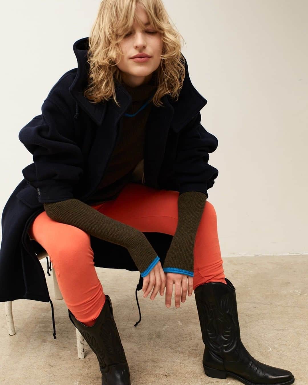 アメリカンビンテージのインスタグラム：「The silhouette is flexible and urban. Soft leggings under an oversized coat, literal homewear influences stand out for a voluntarily offbeat style in the city. ___ #AmericanVintage #FW20 #womenswear」