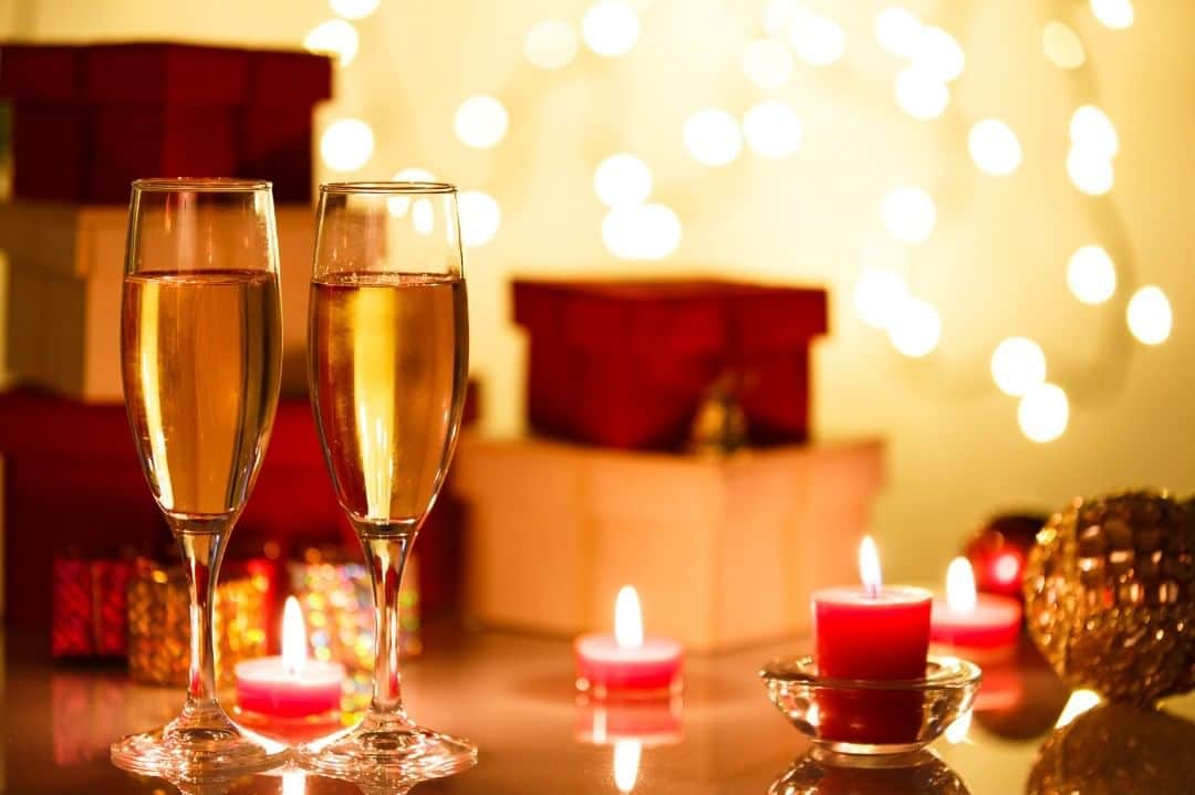 天翠茶寮のインスタグラム：「こんにちは。天翠茶寮でございます。 皆様、クリスマスのご予定はもうお決まりでしょうか？ 本日はクリスマス限定プランのご案内です。 ・ ・ ・ クリスマス限定プランでは、嬉しい3つの特典をご用意いたしました。 【プラン特典】 ★天翠専属パティシエが作るホールケーキ ★ご夕食時のスパークリングワイン ★12時までのレイトチェックアウト 大切な方とのお部屋での時間を有意義にお過ごしいただけますよう、専属パティシエ特製のホールケーキをご用意しました。 そして、お部屋の露天風呂や貸切露天風呂をお楽しみいただき、次の日も12時までお部屋でごゆっくりお寛ぎいただけます。 ・ ・ 12/19～12/27の9日間限定のプランになります。 この機会にぜひお越しください。 ・ ・ ・ 公式サイトならベストレート保障！ プロフィールよりお越しください。 ・ ・ ・ #天翠茶寮　#日本の美と遊ぶ宿　#箱根　#旅行　#温泉　#箱根温泉　#クリスマス　#箱根旅行　#露天風呂　#記念日旅行　#カップル旅　#夫婦旅　#2020　#令和　#japan #japantravel #japantrip #japanonsen #hakone #gora #japanstyle」