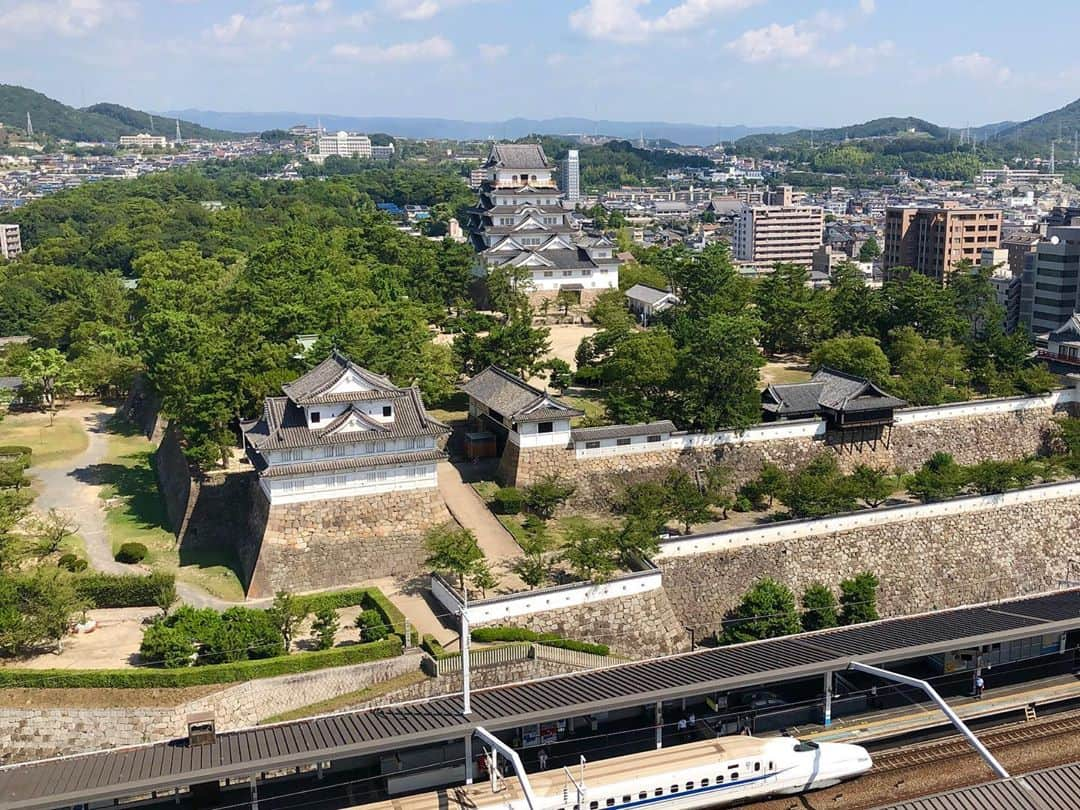 福山市【公式】さんのインスタグラム写真 - (福山市【公式】Instagram)「. 高い位置から見た福山城🏯🤍 新幹線とこんなに近い！ . 福山城は2022年の築城400年に向け この秋からハード整備を行い、 さらに歴史・文化的価値を高めます✨ . Location　福山駅前 #福山城 #築城400年 #城のあるまち福のまち #福山 #福山市 #広島 #広島県 #fukuyama #Hiroshima」10月9日 17時02分 - fukuyama_city