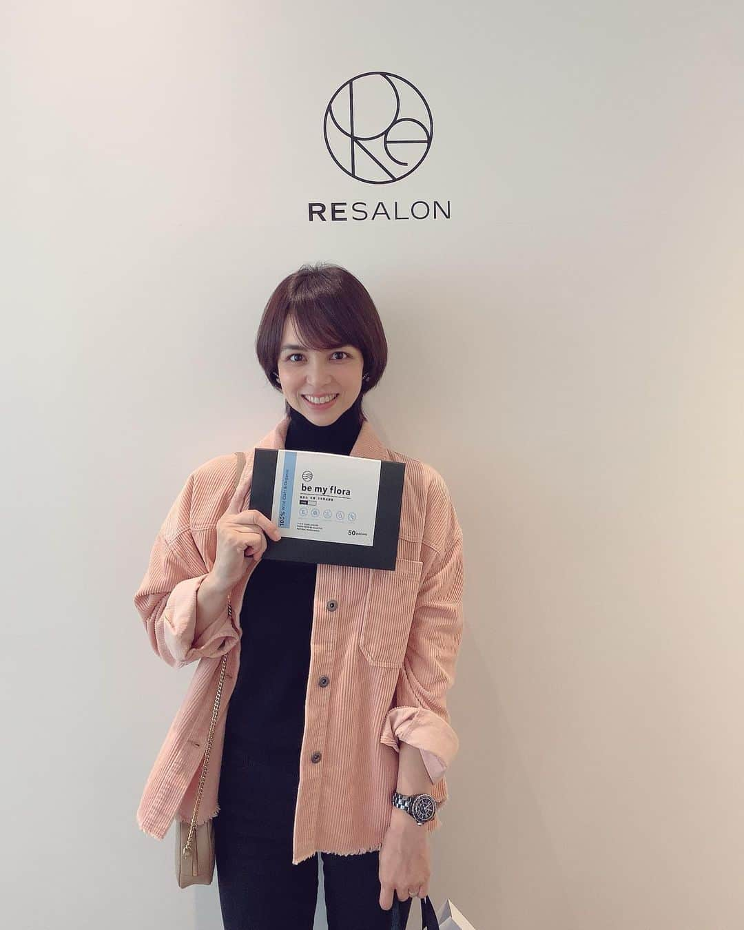 鈴木サチさんのインスタグラム写真 - (鈴木サチInstagram)「. @resalon.co.jp  で髪の毛サラサラにしてもらって来ましたー。 . . やっといけたよー！ いやっ。 なんでももっと早く行かなかったのよー😭😭 と後悔したぐらい😭 . 産後もっと早く行ったらよかったー！というぐらい、産後のままにもオススメのメニューもあります^_^ . . 3枚目がbefore😅 . 最後の動画、 サラサラ過ぎて笑っちゃう😂😂 . . #ママ #ママモデル #ヘアケア #resalon #resalon表参道」10月9日 17時03分 - sachi_suzuki