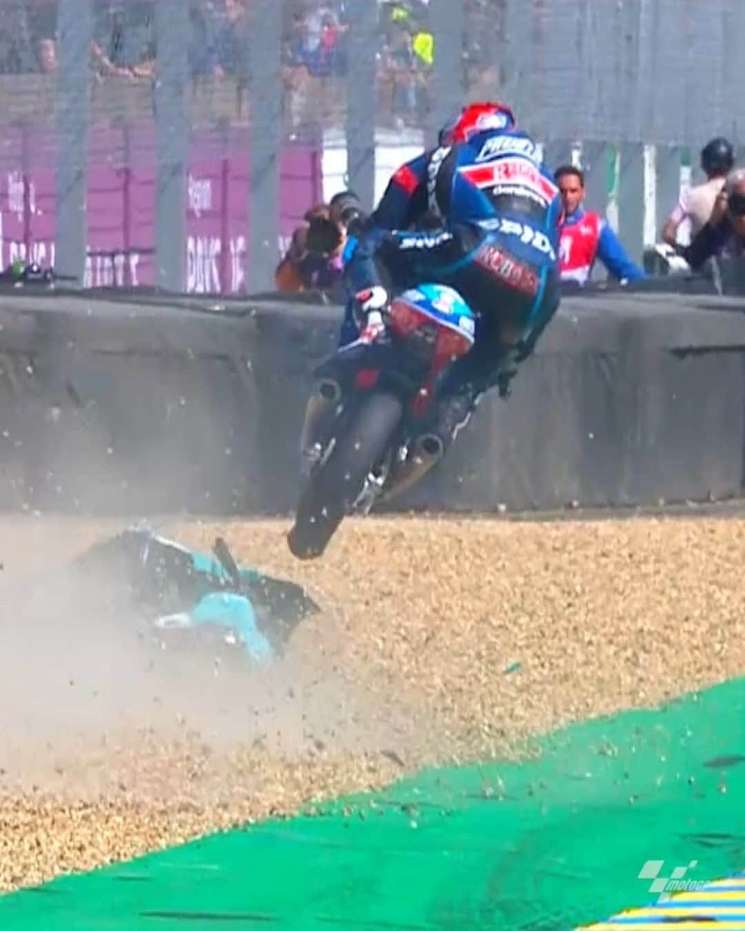 レッドブルのインスタグラム：「what the actual... 😱 🤯  🚀 : @jakubkornfeil84 #redbull #givesyouwiiings #motorsport #motogp #frenchgp」