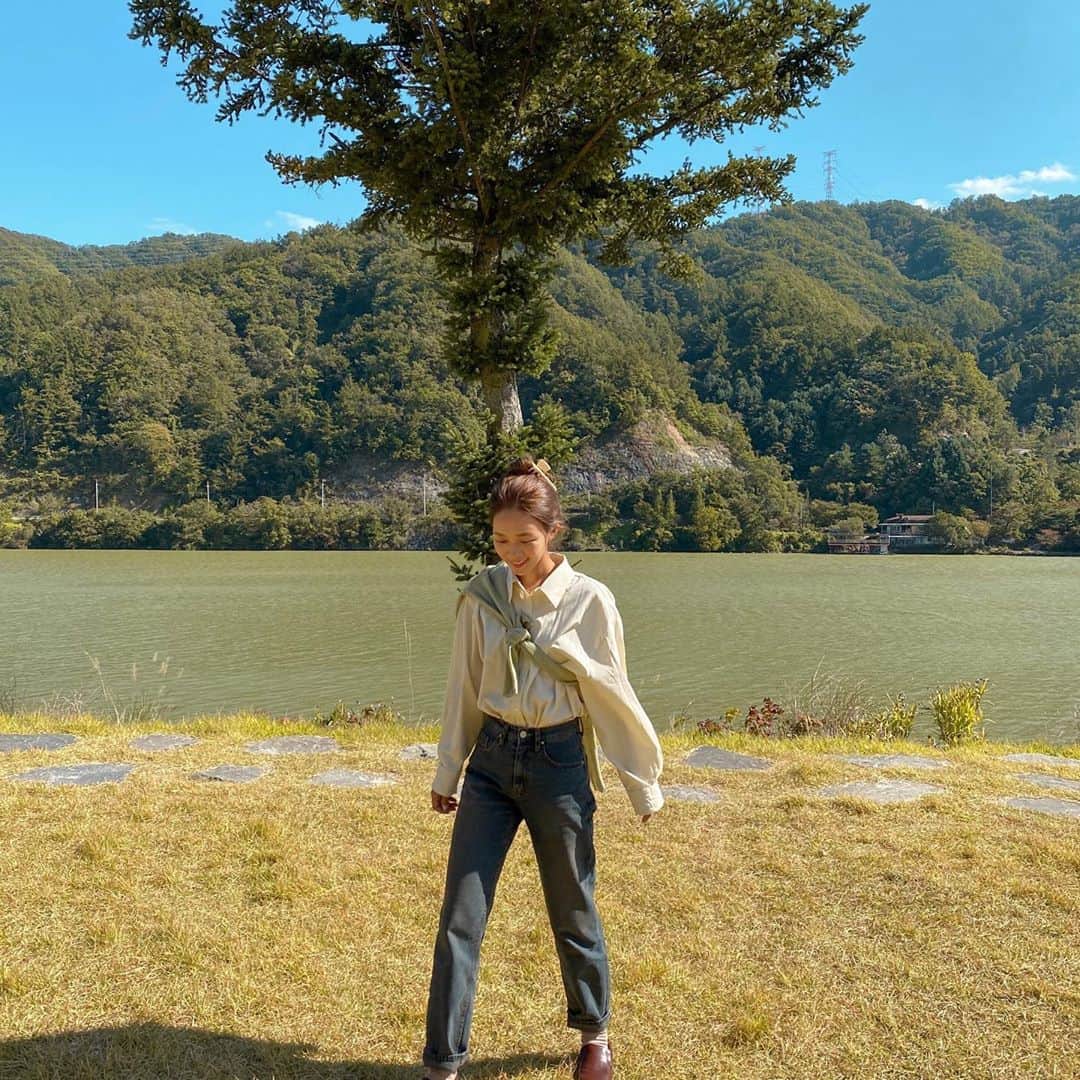 キム・ダヘのインスタグラム：「말도 안되게 예뻤던 카페 작년에 엄마랑 스위스갔을 때 풀에 앉아서 아레강보던때가 생각났다.. 🧚🏻‍♂️ 여기야말로 한국의 스위스,,,」