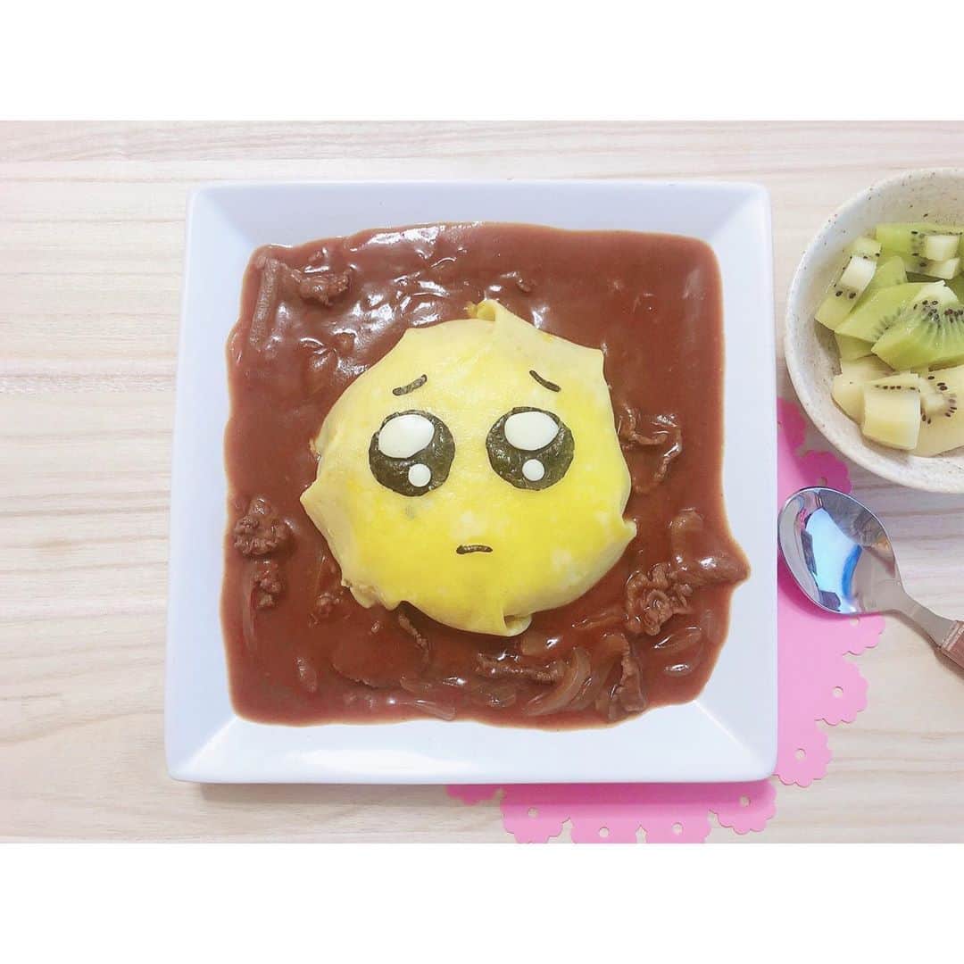 のインスタグラム：「ぴえんハヤシオムライス🍛  この絵文字好きで作ってみましたっ！  ♡オムライス  ♡ハヤシライス  ♡キウイ  #100日後にキャラ弁のプロになる #キャラ弁　#キャラ弁初心者 #キャラ弁当 #お弁当記録 #お弁当部 #お弁当日記 #キャラ弁ディズニー #キャラ弁部 #instagood #instafood #instaphoto #good #followforfollowback #followｍe #いいね #⛄️ #cooking #cookingram #followforfollowback #ぴえん　#🥺」