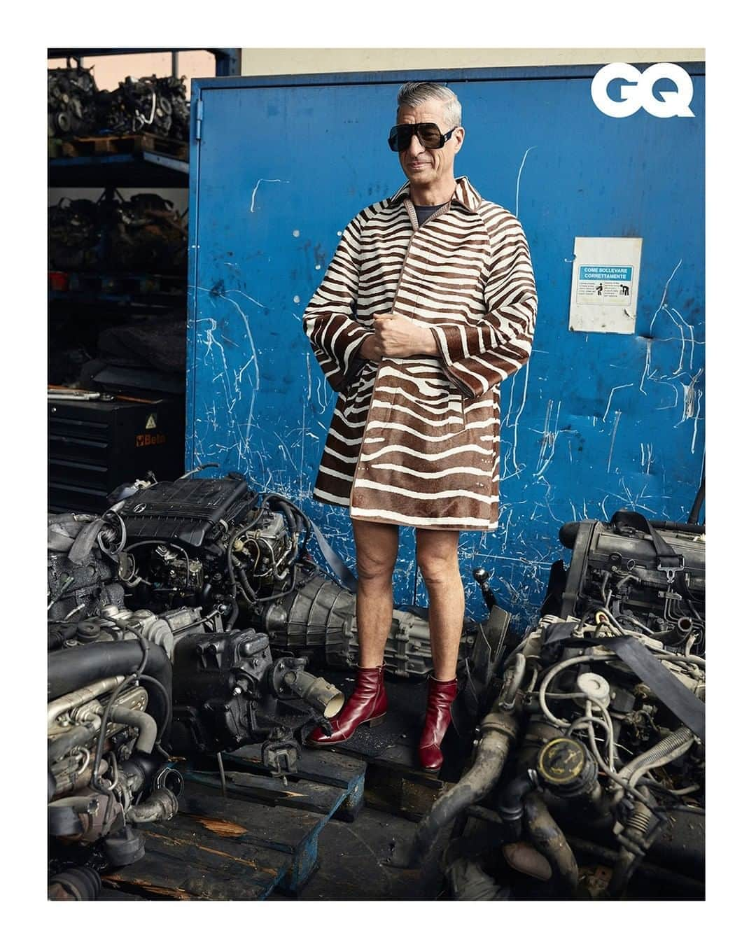 グッチさんのインスタグラム写真 - (グッチInstagram)「In @gqitalia’s September issue, @mauriziocattelan wears looks from #GucciPreFall20 by @alessandro_michele including a wool coat and single-breasted suits. Photography by @danielrieraofficial and styling by @nikpiras. #GucciEditorials #AlessandroMichele #MaurizioCattelan」10月9日 17時10分 - gucci