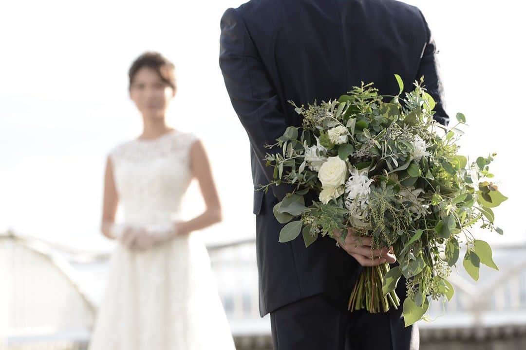 St.AQUA 東京の結婚式場 サンアクアチャペルのインスタグラム：「〜Photo wedding〜  プロポーズを思い起こすような1枚を。  #photowedding #フォトウェディング  #記念写真 #夫婦写真  #baysidelocation #ベイサイド  #ロケーションフォト  #レインボーブリッジ #プロポーズ #サプライズ #アートフラワー  #生花ブーケ  #ウェディングドレス  #タキシード  #エンゲージリング  #マリッジリング  #結婚式準備  #花嫁準備  #結婚式場探し  #プレ花嫁 #日本中の花嫁さんと繋がりたい  #おしゃれ花嫁  #ゼクシィ  #みんなのウェディング  #お急ぎ婚 #2020年冬婚  #2021年春婚 #2021年夏婚」