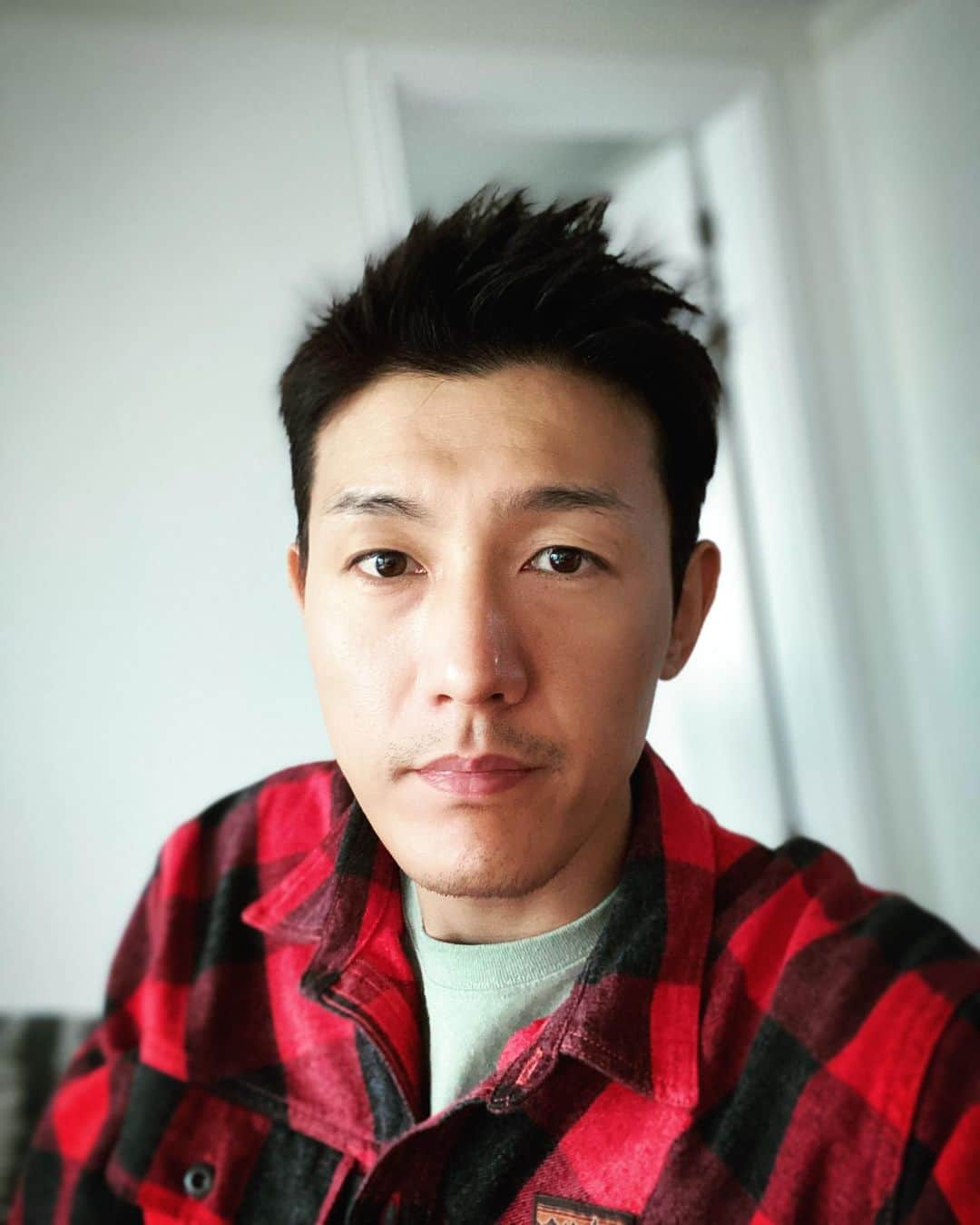 イ・ギウさんのインスタグラム写真 - (イ・ギウInstagram)「가을 맞이 💇🏻‍♂️ .. 악역은 악역다운 맛이지~ .. 연기는 연기일뿐 혼동하지 말즈아~^^ #18어게인 #빌런선생 #벌초 #속이다시원 #가을 #밤송이 #18again #leekiwoo」10月9日 22時46分 - lee_kiwoo