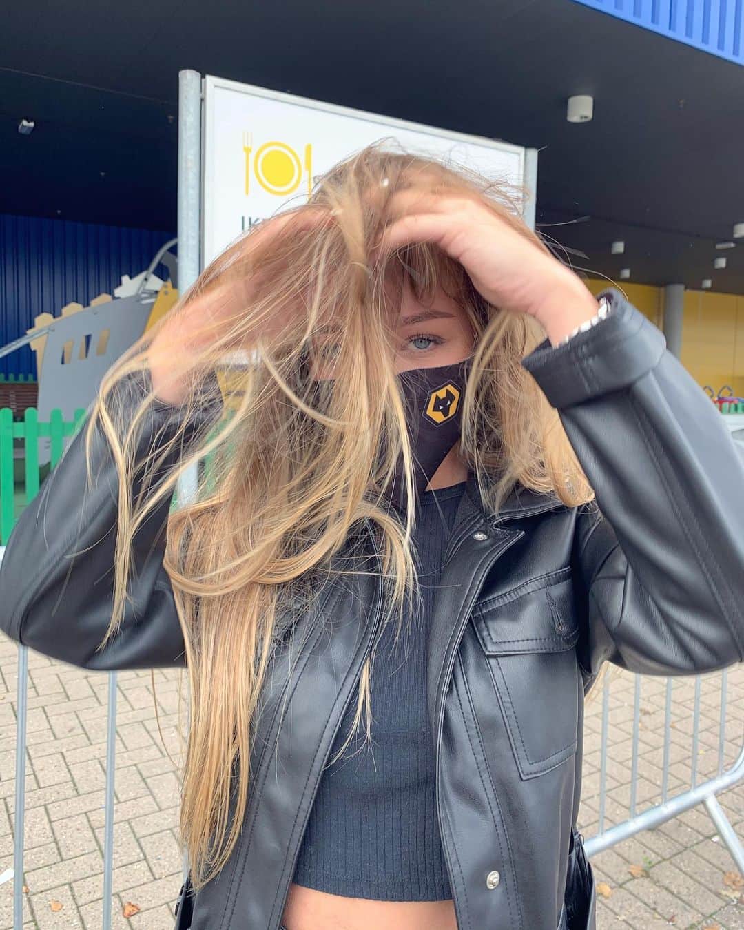 コニー・タルボットのインスタグラム：「Bad hair day lol. Haven’t been posting much lately because the world is on pause, but I am working on some exciting things behind the scenes. Thank you for still keeping up with me, stay happy and safe 😘」
