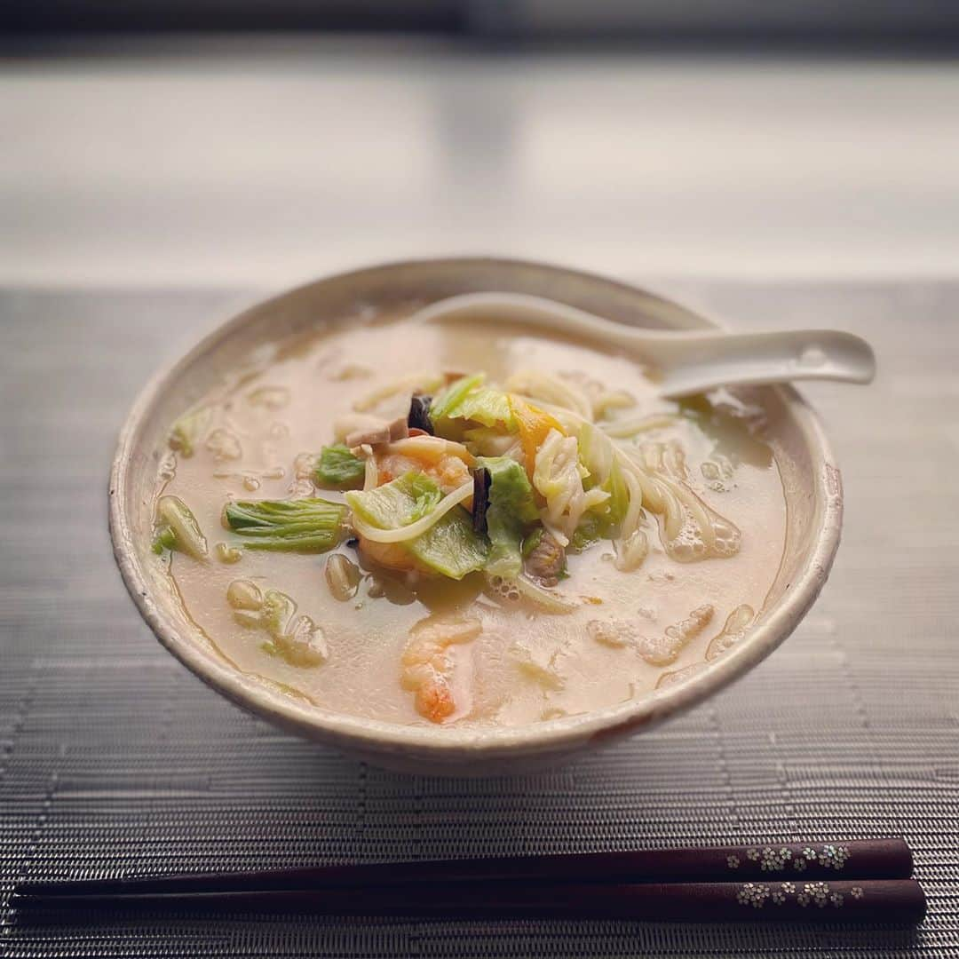 大手小町さんのインスタグラム写真 - (大手小町Instagram)「テレワーク飯。 頂き物のちゃんぽん。 冷凍とは思えない美味しさ。  #otekomachi #大手小町 #ちゃんぽん #ちゃんぽん麺 #チャンポン #冷凍食品 #テレワーク飯 #おうちごはん」10月9日 22時43分 - otekomachi