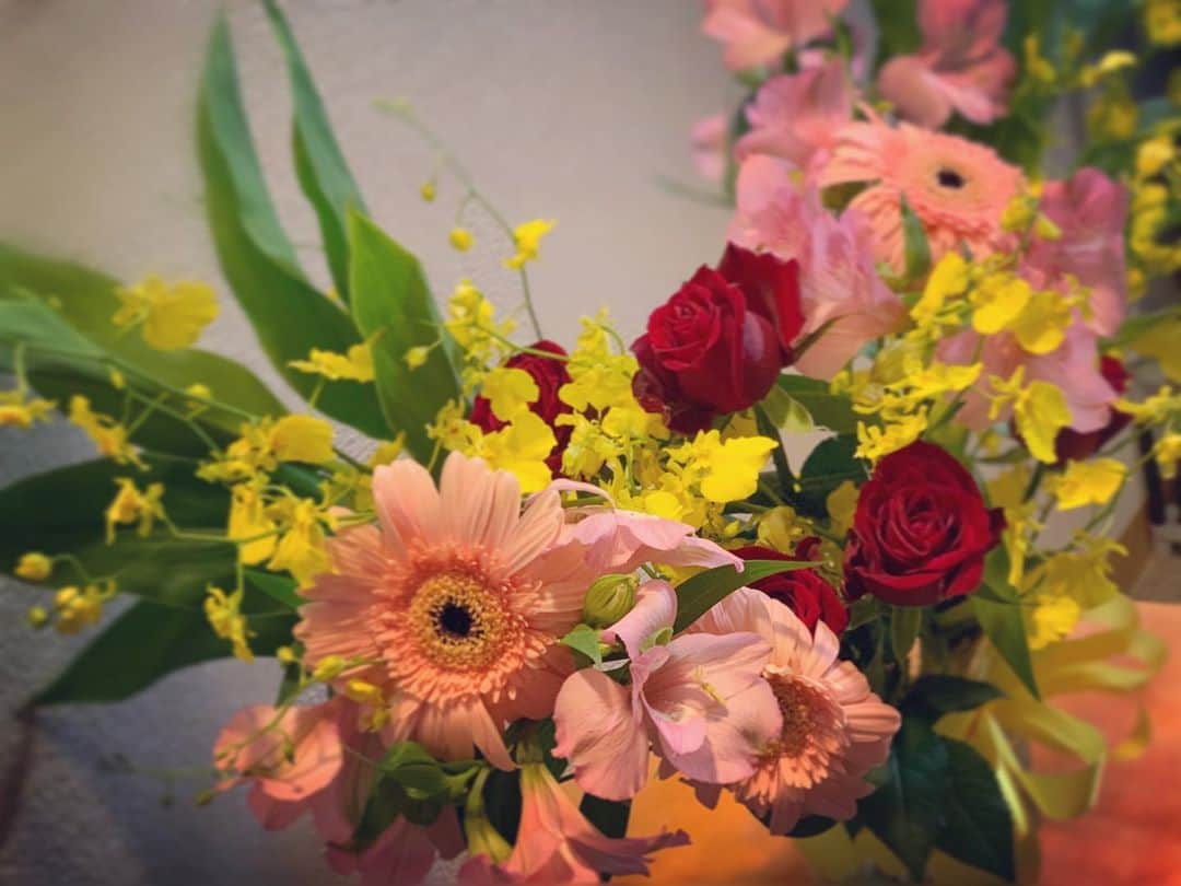 加弥乃さんのインスタグラム写真 - (加弥乃Instagram)「オーールアッップ！！！ 最後の最後まで頭も心もフル回転でした…！  頂いたお花を大切に生けながら 現場での一つ一つを思い返しています。 ありがとうございました。✨」10月9日 22時43分 - kayano210