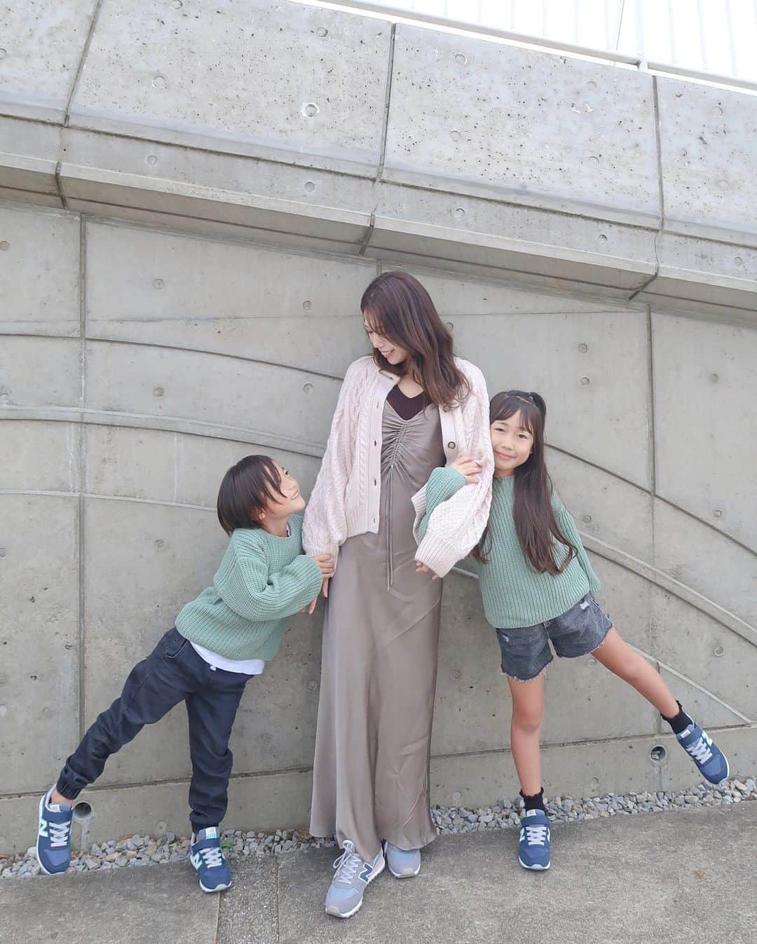 かなのインスタグラム：「． 親子コーデ♡ 珍しくパパが撮ってくれたよ😂🙏🏻 ． 最近お揃いで揃えたNew balance 996👟 2人のファーストシューズから愛用してる程履きやすさも合わせやすさも信頼してる🥰 このABCマート限定モデルはカジュアルにはもちろん、私が普段よく着るワンピース やスカートにも合わせやすくて気に入ってるよ🥺🌈 どんなコーディネートにも合うからこれから出番が増えそう☺️🍂 ． ． #親子コーデ#お揃い#abcマート#abcmart#newbalance996#pr」