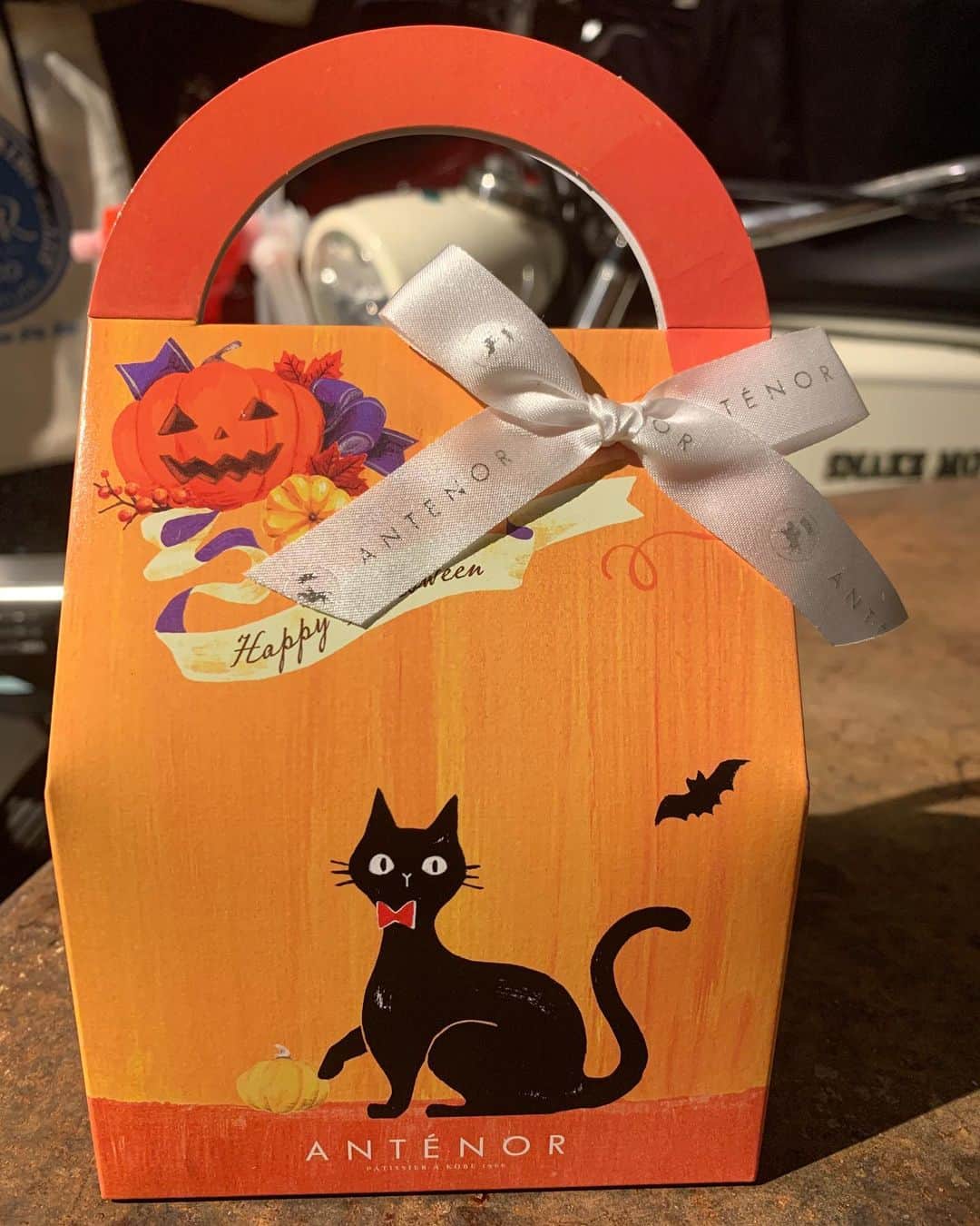 福山理子さんのインスタグラム写真 - (福山理子Instagram)「happy Halloween  いつも近所のおばさまから ありがとうございます  #Halloween #antenor  #オレンジの薔薇 #Ducati」10月9日 17時17分 - rikofukuyama