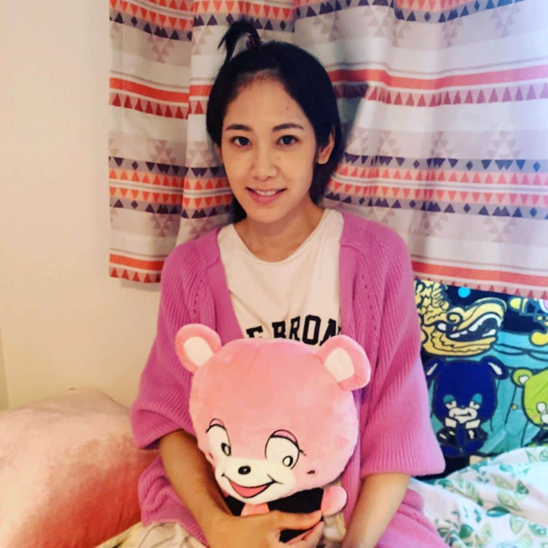 だから私はメイクする【公式】のインスタグラム：「・ #だから私はメイクする いよいよ今夜は第二話が #paravi で夜9時から配信💄💋 ・ 第二話では #阿部純子 さん演じる 奏子がネイルに目覚めるお話💅 日々締め切りと戦う漫画家の奏子は お洒落がちょっと苦手…😞 ・ 彼女が大好きなのは 漫画！そして、#ボーイズアンドメン ‼️ ある日、#本田剛文 くんのイメージカラーである ピンクのマニキュアが届いて…💗 ・ 写真は #ボイメンくま を抱きしめる 阿部純子さん🥰💅 今夜も是非paraviをチェックしてみてください🧚‍♀️✨」