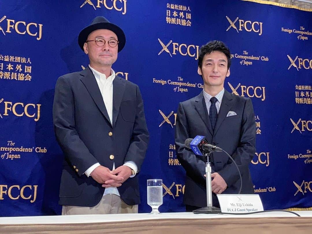 新しい地図さんのインスタグラム写真 - (新しい地図Instagram)「主演：草彅剛×内田英治監督登壇！ 日本外国特派員協会での記者会見が行われました！！﻿ https://contents.atarashiichizu.com/?p=14055&post_type=chizu_topic﻿ ﻿ #新しい地図﻿ #atarashiichizu﻿ #草彅剛﻿ #TsuyoshiKusanagi﻿ #ミッドナイトスワン大ヒット公開中﻿ #ミッドナイトスワンを広げよう」10月9日 17時19分 - atarashiichizu