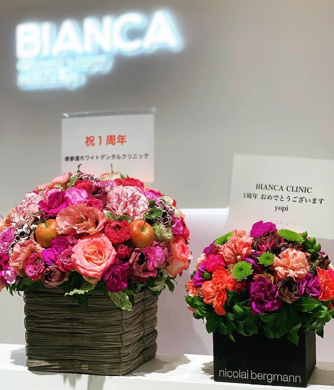 辻沢由有（BIANCA CLNIC 表参道院 院長）さんのインスタグラム写真 - (辻沢由有（BIANCA CLNIC 表参道院 院長）Instagram)「💐💐💐  サプライズ嬉しい😭😭🌈 いつもあたたかく見守っていただき ありがとうございます🥺✨ ﻿ ﻿ #サプライズ #ニコライバーグマン ﻿ #花のある暮らし  #ファインダー越しの私の世界」10月9日 17時19分 - i_am_yuu__