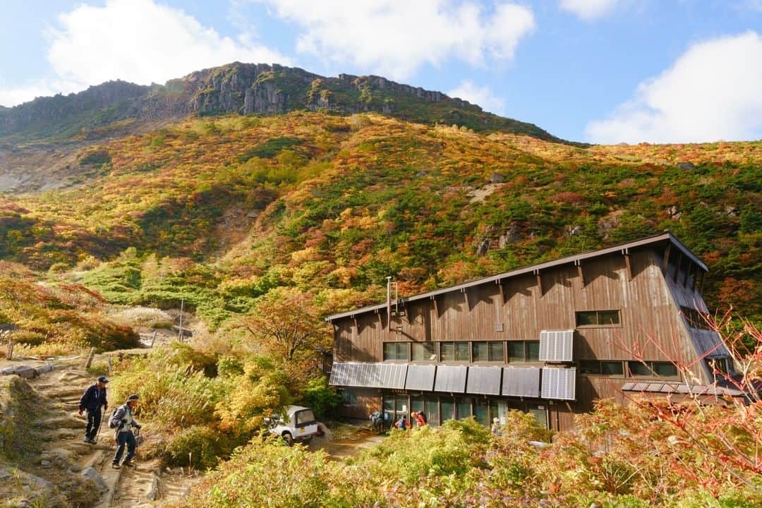 福島県さんのインスタグラム写真 - (福島県Instagram)「【くろがね小屋】  安達太良登山の頼れる味方。源泉温泉で疲れを癒せる公共の山小屋です。半世紀以上親しまれてきた現在の建物はまもなく新しく生まれ変わります。  #くろがね小屋 #二本松市 #県北地方 #福島県 #nihonmatsucity #fukushima #traveljapan #futurefromfukushima #ふくしまからはじめよう #新しい生活様式からはじめよう」10月9日 17時20分 - realize_fukushima