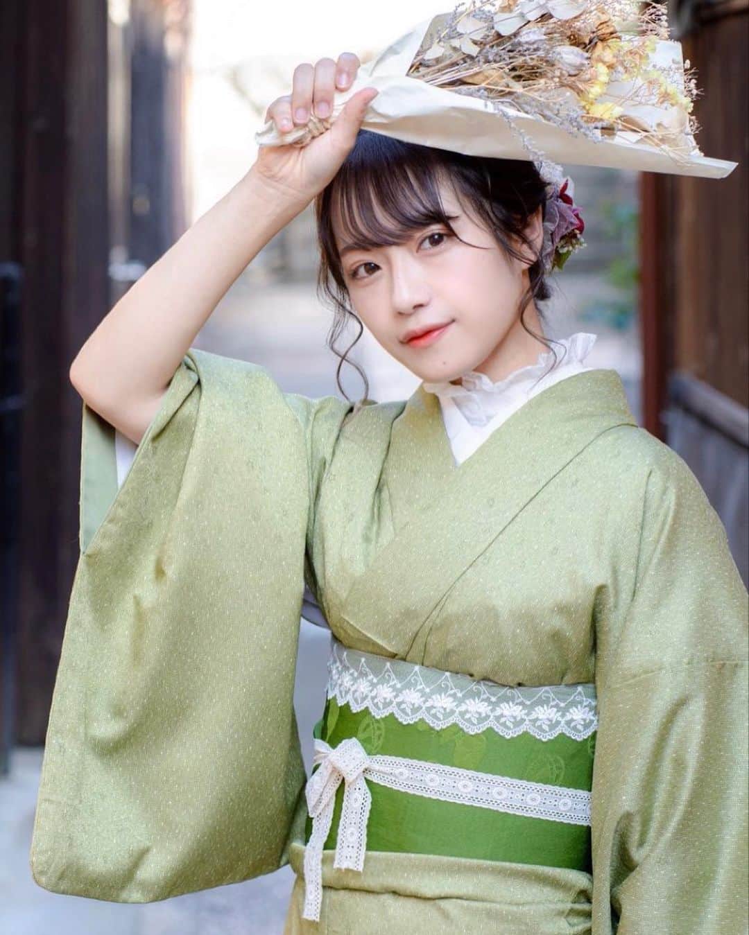 松本美紅さんのインスタグラム写真 - (松本美紅Instagram)「こんにちは🌞 . 先日、ファイナリスト6人で、梨花和服さん(@rikawafuku_kyoto ) (@rikawafuku ) の着物を着せて頂きました✨ 私は普段着ない緑色を選んでみました！ 似合っていますか〜？🟢 様々な種類の着物があったので、皆さんもよろしければぜひ着てみてください☺️✨ #京都着物レンタル #京都着物  #梨花和服 #ミスキャンパス関西学院 #ミス関学 #ミスコン2020 #関西学院大学 #関学」10月9日 17時21分 - mikumatsumoto_