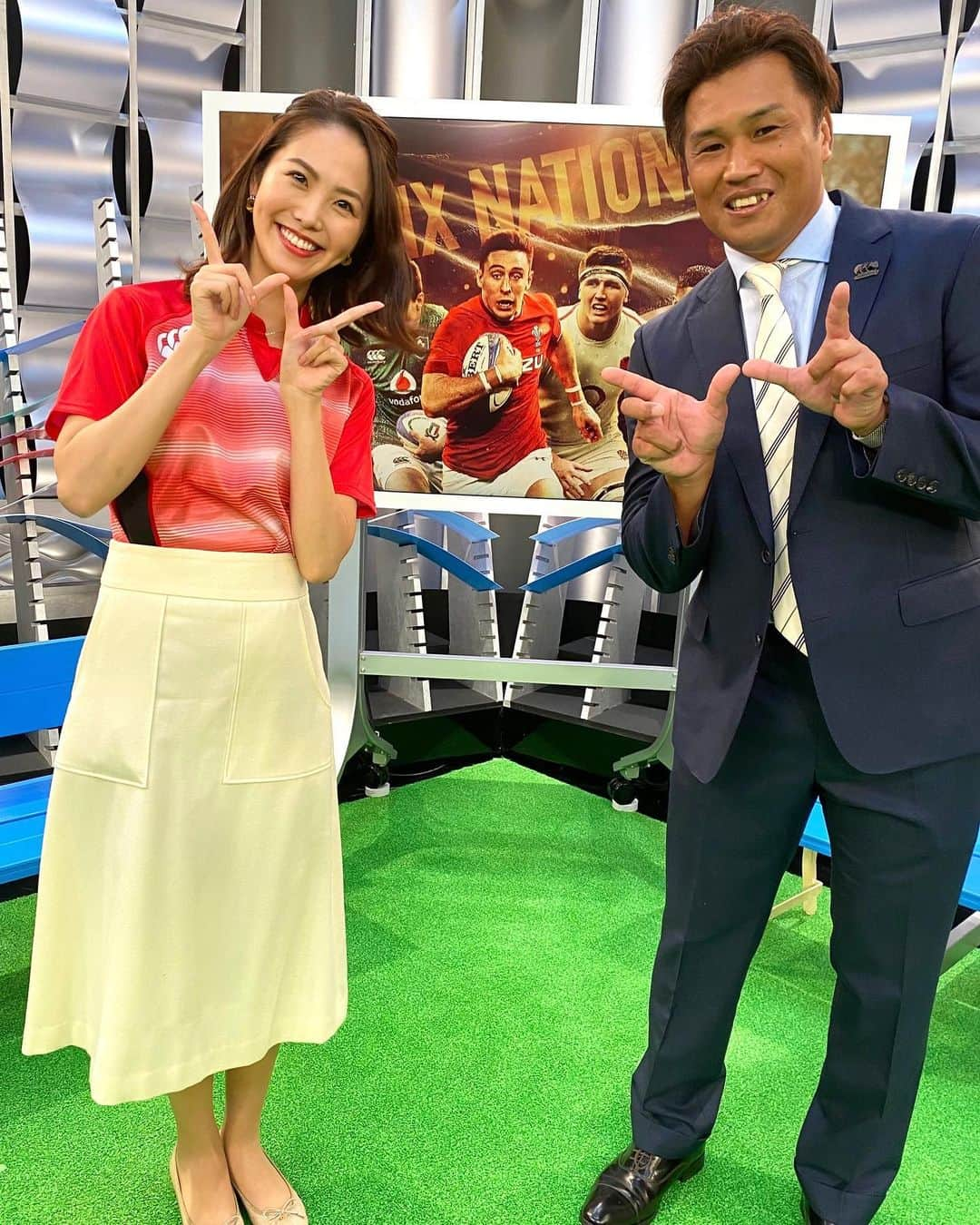 渋佐和佳奈さんのインスタグラム写真 - (渋佐和佳奈Instagram)「#ラグビー #シックスネーションズ 再開特番(無料放送)🏉まであと２日❣️  解説の#大西将太郎 さんと😊✨ "WOWOW"ポーズで撮ってもらいました🙌いつも気さくに優しく接してくださる大西さん。全スタッフさんと楽しく会話されている姿がとても印象的で、いつでも周りを気にかけてくださいます🌼そんな大西さんから見習うことばかり。 年末年始にシックスネーションズ開幕特番&イベントでたくさんお世話になった大西さん、今回も本当にありがとうございました✨  さあ！あしたのカウントダウンはどの出演者の方が登場するか、お楽しみに〜っ(^^)  🏉🏉🏉🏉🏉🏉🏉🏉🏉🏉 「日本代表緊急出演！！欧州ラグビー再開！シックス・ネーションズ優勝争い徹底解説SP！」 １０月１１日(日)夜９時１５分から無料放送✨WOWOWにご加入頂いていない方もご覧頂けます！  🏉🏉🏉🏉🏉🏉🏉🏉🏉🏉  #wowow #rugby #sixnations #ラグビー　#シックスネーションズ　#特別番組　#勝手にカウントダウン　#元日本代表　#大西将太郎 さん#アナウンサー　#渋佐和佳奈」10月9日 17時32分 - shibusa_wakana