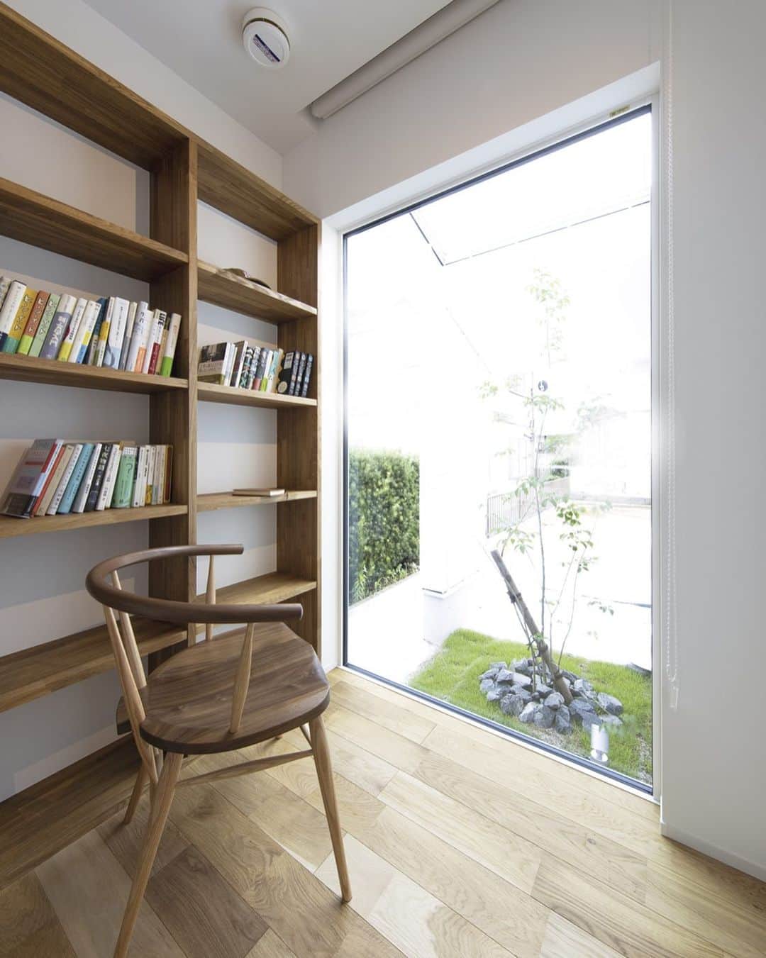 フォレスト・オオモリさんのインスタグラム写真 - (フォレスト・オオモリInstagram)「施工例 「お気に入りの椅子と、本に囲まれた平屋の家」  リビング横に読書を愉しむための空間をデザインしました。 お気に入りの椅子で読書タイム。坪庭の眺めが心を癒す空間。  ------------------------------------  #フォレストオオモリ #三重#四日市#三重工務店#四日市工務店#三重新築#三重注文住宅#三重規格住宅#リフォーム#リノベーション##北欧住宅 #北欧インテリア#北欧雑貨#三重家具屋#四日市家具屋#三重カフェ#四日市カフェ#三重雑貨屋#四日市雑貨屋#三重観光#三重ママ#四日市ママ#三重家づくり #forestfurnitureisukan #家具から始める家づくり」10月9日 17時31分 - forestomori