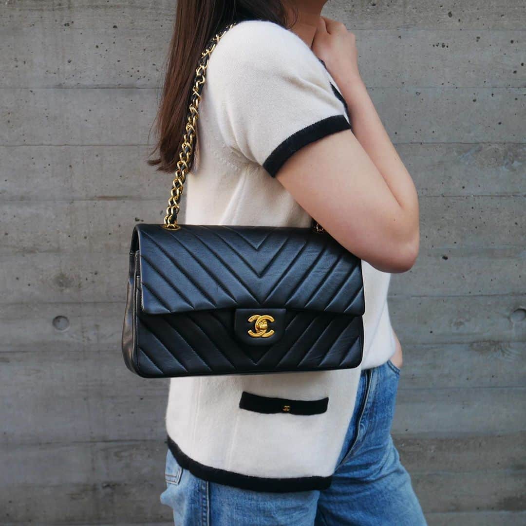 のインスタグラム：「Vintage Chanel Chevron Medium  Classic Flap in Lambskin   On website search for 🔎 AO11586  ✈️ Free Shipping Worldwide 📩 DM for more info ➡️ info@amorevintagetokyo.com   #AMOREvintage #AMORETOKYO #tokyo #Omotesando #Aoyama #harajuku #vintage #vintageshop #ヴィンテージ #ヴィンテージショップ #アモーレ #アモーレトーキョー #表参道 #青山 #原宿#東京 #chanel #chanelvintage #vintagechanel #ヴィンテージ #シャネル #ヴィンテージシャネル #シャネルヴィンテージ #amoreomotesando #アモーレ表参道」