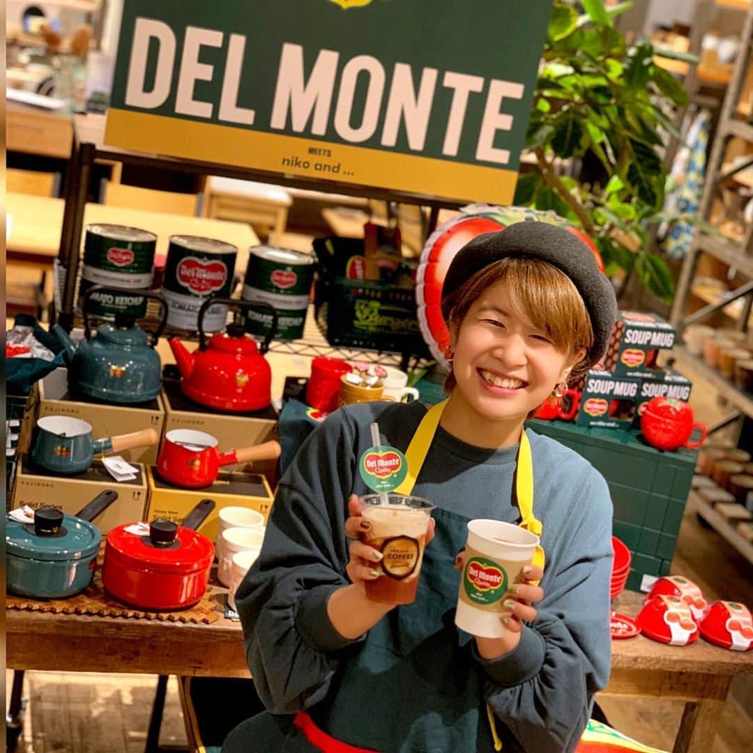 ニコアンドさんのインスタグラム写真 - (ニコアンドInstagram)「【DELMONTE×niko and ... COFFEE】﻿ ﻿ ﻿ ﻿ niko and ... COFFEEから新作のご紹介✨﻿ ﻿ ﻿ 今回は雑貨でもご紹介させていただきました、デルモンテ様(@kikkoman_delmonte)とのコラボドリンク！﻿ 無添加かつトマトジュースの2倍のリコピンが体にも嬉しいです◎﻿ リンゴ果汁と紅茶をブレンドすることで、果物のような甘さと酸味を引き出したコラボレーションメニューをお楽しみください﻿ ﻿ ﻿ ﻿ "リコピンリッチ"を使用したこのドリンクをお召し上がりいただくだけで、トマト1個分のリコピンを摂取できます🍅﻿ トマトジュースが苦手な方でも飲みやすいため、是非お試し下さい！﻿ ﻿ ﻿ ﻿ リコピンリッチなトマトアップルティースムージー﻿ 　　　　　　　　　　　　　　　　　　　¥480+tax﻿ リコピンリッチなトマトアップティー﻿ 　　　　　　　　　　　　　　　　　　　¥480+tax﻿ ﻿ ﻿ ﻿ ﻿ ﻿ ただ今、「niko and ...TOKYO」のエディトリアルスペースに壮大なセットを組み、店内を秋色に彩りました。1階では、実際のセットが再現され、ムービーと同じ世界観で皆様をお迎えいたします。（セットの展示期間は10月下旬までを予定しております。）﻿ ﻿ ﻿ 是非店内の雰囲気もごゆっくりご堪能くださいませ。﻿ ﻿ ﻿ ﻿ ﻿ ﻿ ﻿ テイクアウトアプリ"menu"をご利用いただくと待ち時間無しでお買い物いただけます。﻿ 是非ご利用くださいませ！﻿ ﻿ ﻿ ﻿ ﻿ #nikoand#nikoandtokyo#harajuku #tokyo #東京 #japan #日本 #渋谷 #原宿 #ニコアンド #ニコアンドトーキョー#咖啡廳#nikoandcoffee#coffee#cafe#カフェ#東京カフェ#テイクアウトグルメ#テイクアウト#coffeeshop﻿ #菅田将暉 #小松菜奈 #コーヒー #スペシャルティコーヒー#specialtycoffee  #リコピンリッチ #トマト #紅茶 #アップルティー #デルモンテ」10月9日 17時29分 - nikoandtokyo
