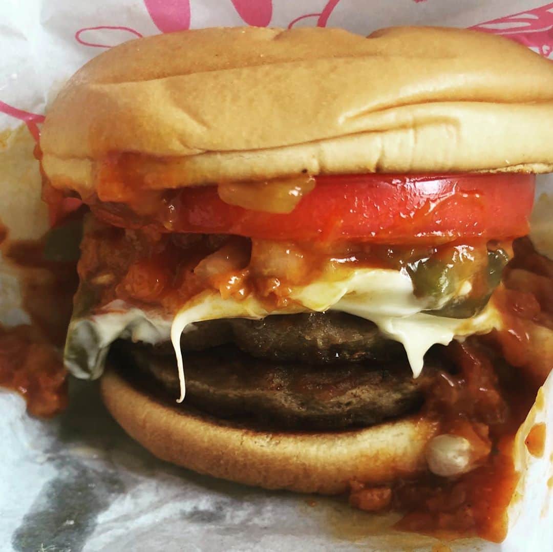 中村譲のインスタグラム：「バーガーも出来立てが美味い！ #モスバーガー  #出来立てホヤホヤ  #だいぶんまえの写真  #humberger #mossburger」