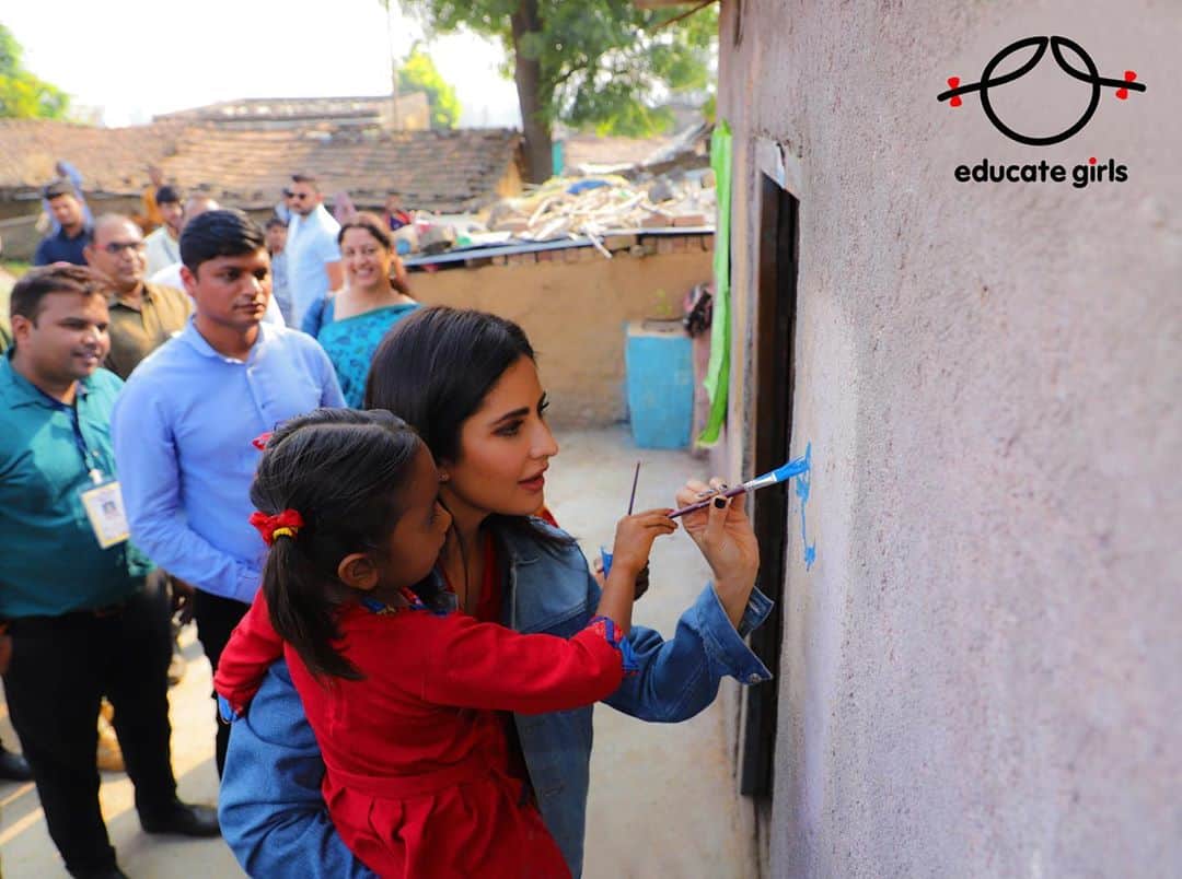 カトリーナ・カイフのインスタグラム：「Say hi 👋 to my friend Ayushi! Hers was the first door I knocked on when I became a #TeamBalika volunteer for @educategirlsngo before lockdown . It was a proud moment stepping into their shoes, being aligned to their purpose of sending every girl in their village back to school 💁🏻‍♀️📚. #EducateGirls, is  working in India’s most rural, remote areas to bridge the gender and #literacygap. They have helped enrol 750,000 girls in school and improved learning outcomes for over 1.3 million children till date . #backtoschool #DayoftheGirl  🧡 #genderequality」