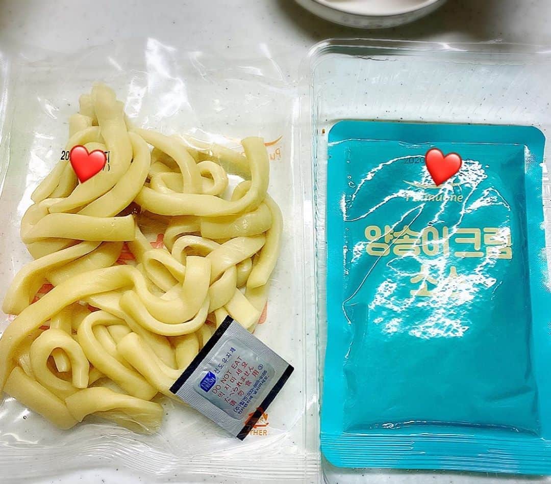 とぎもちさんのインスタグラム写真 - (とぎもちInstagram)「.﻿ 【韓国】﻿ 韓国スーパーで買った﻿ ヌードルトッポギ マッシュルームクリーム。﻿ ﻿ コチュジャンのやつすごく美味しいって聞いて﻿ あえてこっち買ってみた♪﻿ ﻿ これがクリーミー﻿ もちもちヌードルトッポギで﻿ なかなか美味しかったので﻿ コチュジャンの方もまた食べなきゃ🤤💓﻿ .﻿ #ヌードルトッポギ #ヌードルトッポギヤンソンイボソクリーム #ヌードルトッポギマッシュルームクリーム #トッポギ #クリームトッポギ #ソトクソトク #누들떡볶이 #누들떡볶이양송이버섯크림  #먹스타그램 #토기모치 #とぎもちkorea #토기모치mukbang #먹방 #とぎもちヌードルトッポギ」10月9日 17時41分 - togistagram