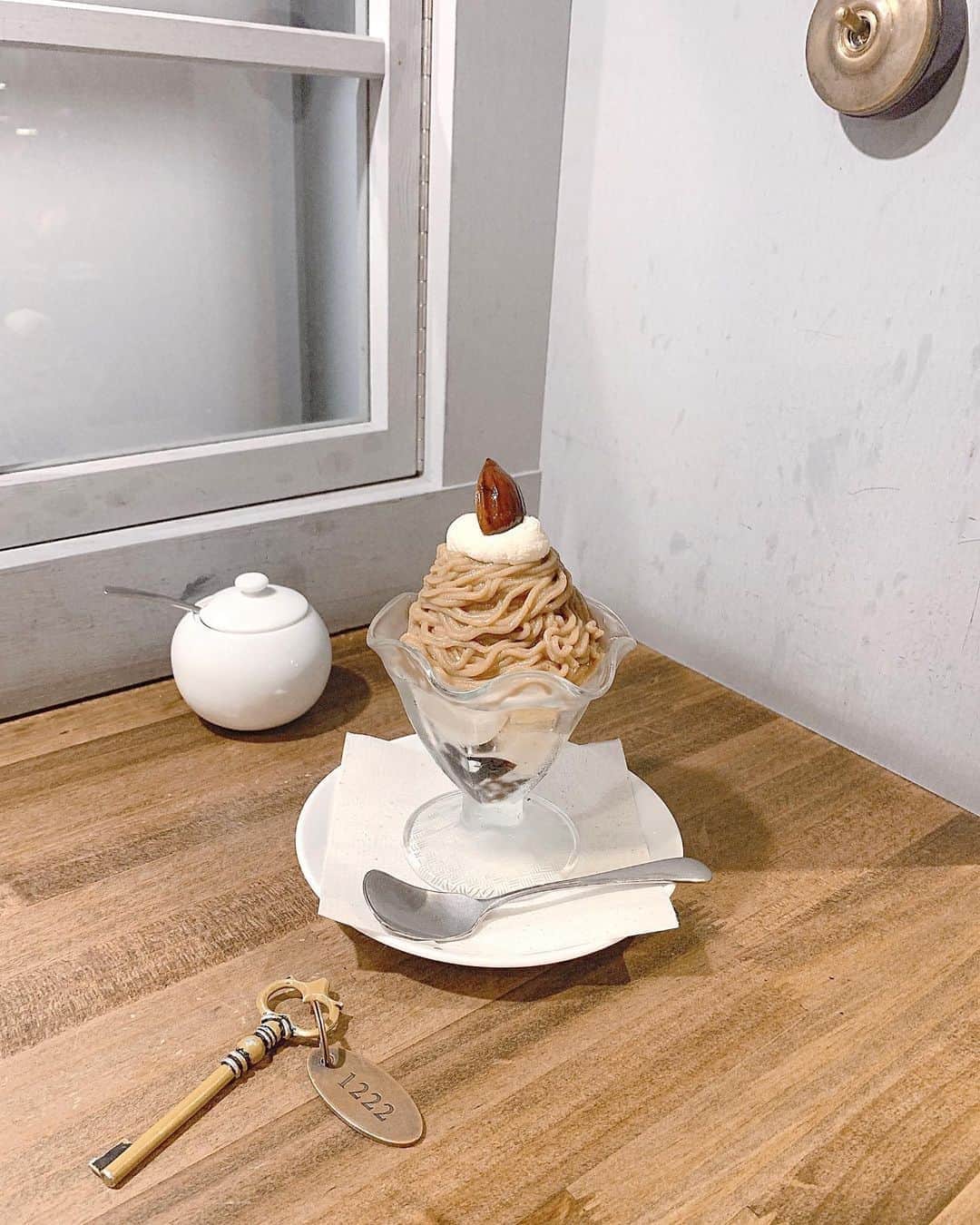 廣川奈々聖のインスタグラム：「秋っておいしくて困る〜 ☕💭🐿 ﻿ ﻿ ﻿ ﻿ ﻿ #カフェ巡り#モンブラン#montblanc」