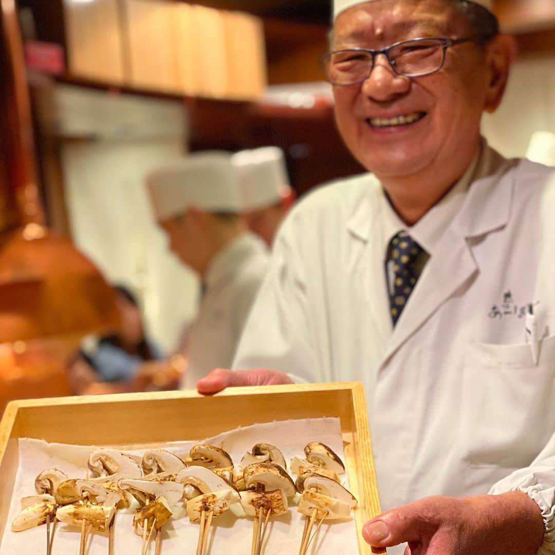 山岸久朗さんのインスタグラム写真 - (山岸久朗Instagram)「松茸の串カツにスダチを絞りかけたら、美味すぎて気絶しました。 最後の写真は、その場にたまたま居合わせた方から、『おは朝軍団に混ざって写真撮らせてほしいです♡」とオネダリされたので、退店時に撮った一枚📸♡ #あーぼん #串かつあーぼん」10月9日 17時38分 - yamaben