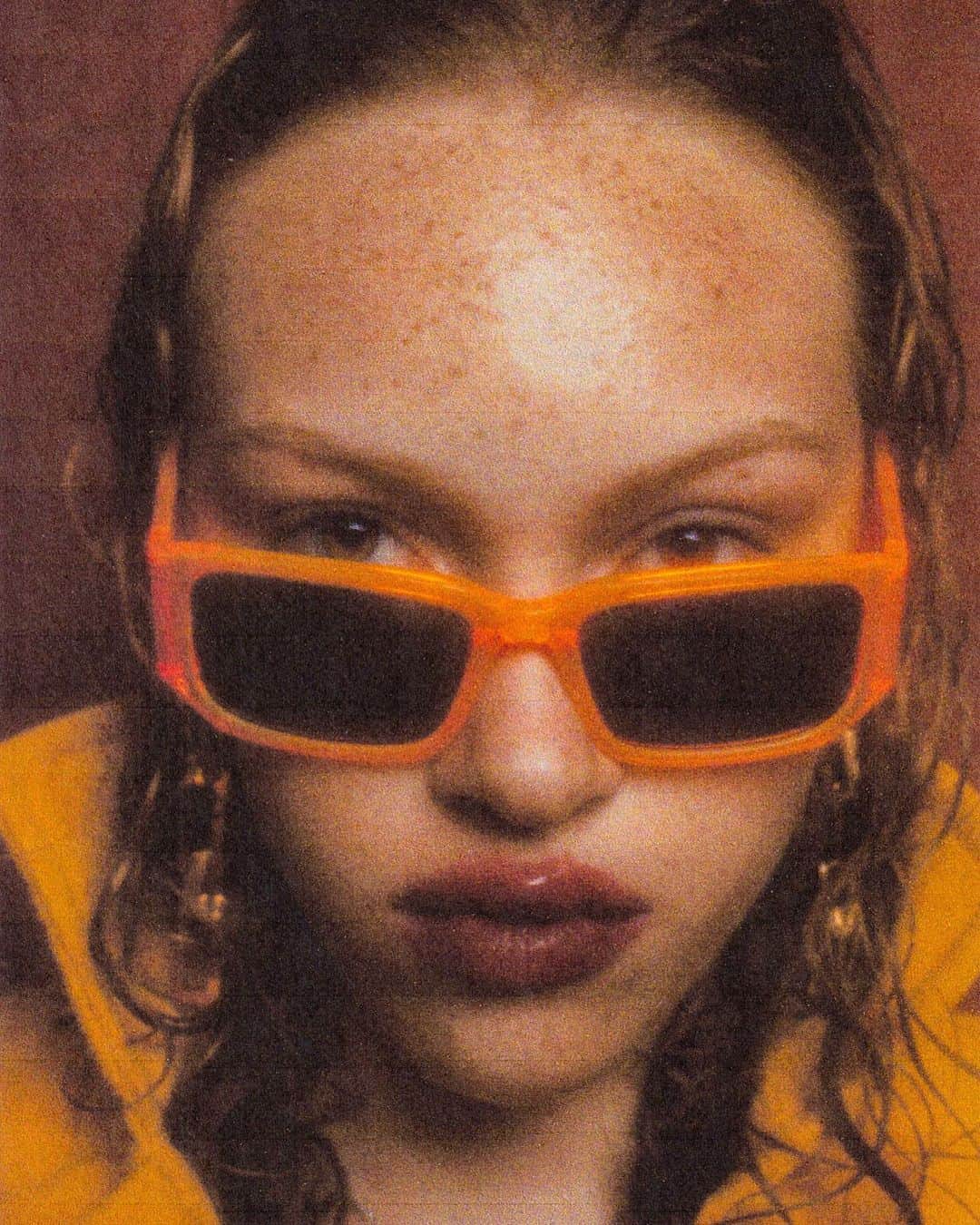 のインスタグラム：「Did someone say orange? 🍊⁣ ⁣ 📸 by ⁣@linde_stevens_ Styling: @aicrln  Makeup: @rosasmakeup16  #komono」