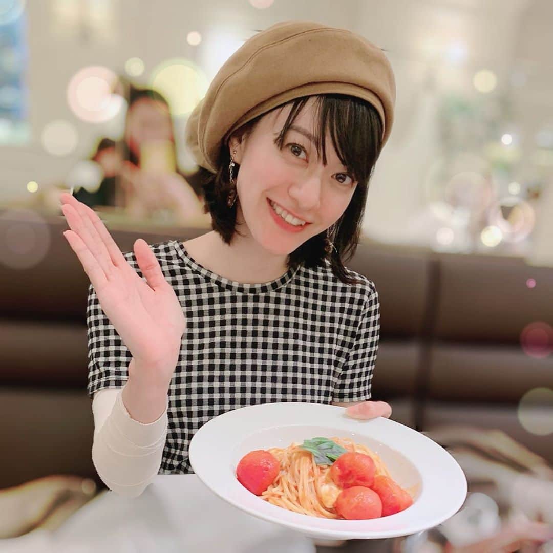 小板奈央美のインスタグラム：「㊗️ギプス(当て技)卒業✨ ・ ・ 現在可動域狭すぎて(長期固定されると、本当に固まるんだね…‼️筋力ナッシング)、まだ包帯は巻いておりますが… 日常生活でゆっくり動かしながらリハビリしていきます💪 ・ ・ 本来最低でも1ヶ月半〜2ヶ月はギプス期間って言われてたのだけど、1ヶ月で取れました👏 ・ これも、アドバイスや励ましの言葉を下さった心優しい方々のお陰です😭 感謝❤️ ・ ・ という事で、ご褒美(?!)に、姉と#ハーブス のランチ🍝 ・ #ミルクレープ やっぱり最高🍰☕️🧡 ・ ・ ・ ・ #ギプスしてたからまさかの半袖」