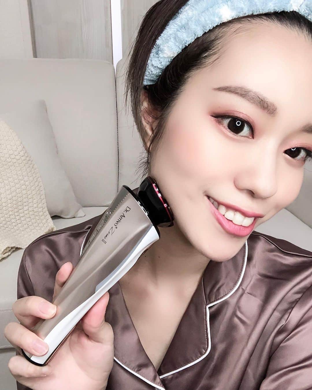 荒川知美(Arakawa Tomomi) のインスタグラム：「.​﻿ ついに、、美顔器デビューしました🥳​﻿ これがまっっっじで凄すぎるから​﻿ 熱弁させてください…🥺​﻿ ​﻿ 観月ありささんがアンバサダーの​﻿ @dr.arrivo ✴︎ Dr.Arrivo ZeusⅡ ✴︎​﻿ 100%日本生産でドクター監修製品️👨‍⚕️​﻿ 顔に使うものやから安心できるのがいいよな😌💭​﻿ ​﻿ 電流による顔のリフトアップやったり、​﻿ お肌を温めることで透明感アップやったり、、​﻿ 普段のケアだけでは行き届かんような事まで​﻿ カバーしてくれます​🔥﻿ ​﻿ ​﻿ 色んな使い方ができるんやけど、今回は​﻿ 週一のスペシャルケアということで​﻿ MEIPモードの様子を動画にしてみました✔︎(3枚目)​﻿ ​﻿ ビフォーアフターやばくないですか、、？😨​﻿ めっちゃリフトアップして感動😭✨​﻿ 口角も上がってるし凄い！！！​﻿ ​﻿ あ、ちなみに電流は全然痛くない！​﻿ 私は気持ちいいぐらいの感触でした🤣​﻿ 電流のレベルが選べるので安心◎​﻿ ​﻿ エステサロンにはなかなか行けへんしハードル高いけど​﻿ 美顔器ならお家で毎日できるから​﻿ これからに向けてケア頑張ります✊💓​﻿ ​﻿ ✔︎ @dr.arrivo​﻿ ✔︎ @artistic.co.official ​﻿ ​﻿ #artisticandco #drarrivo #美顔器 #pr #リフトアップ #おうち美容 #おこもり美容 #美容家電 #肌ケア #ドクターアリーヴォ #drarrivoTheZeus2​」